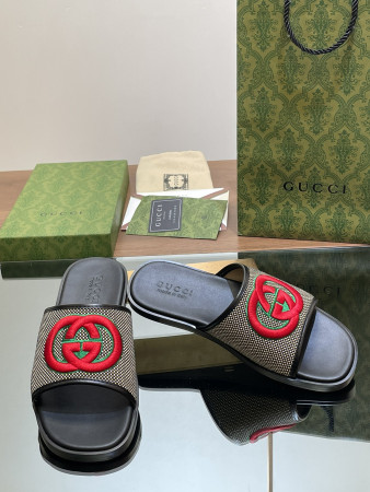 ua G*u*i interlocking g slide sandal
