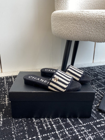 ua Ch*el women's slides