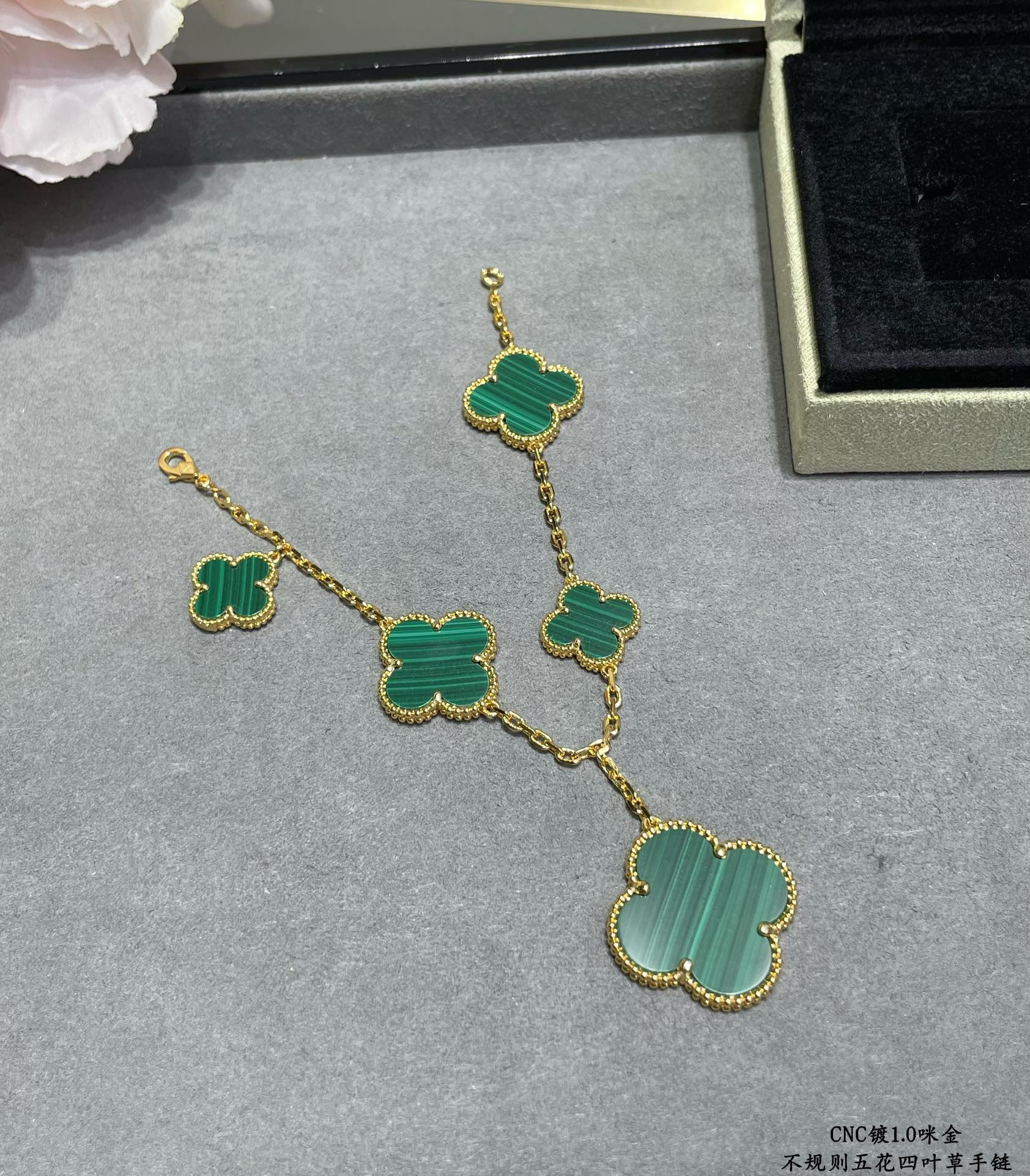 V*N CL*F & arpels natural malachite irregular five-flowered four-leaf clover bracelet