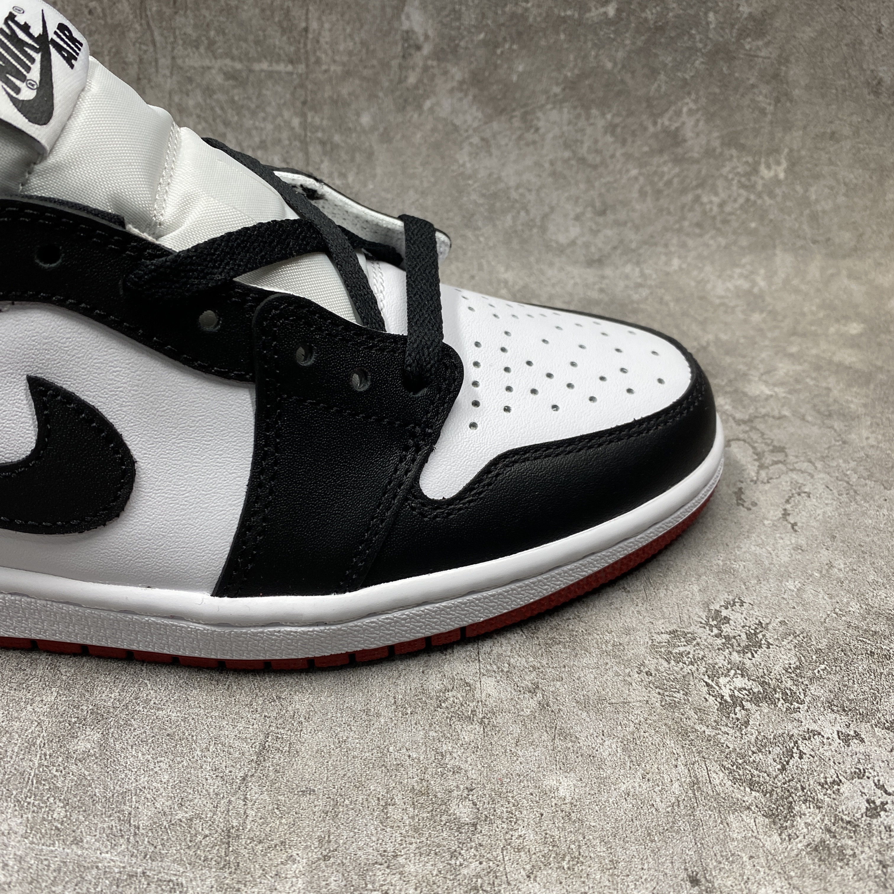 Air Jordan 1 Low OG Black Toe 2023