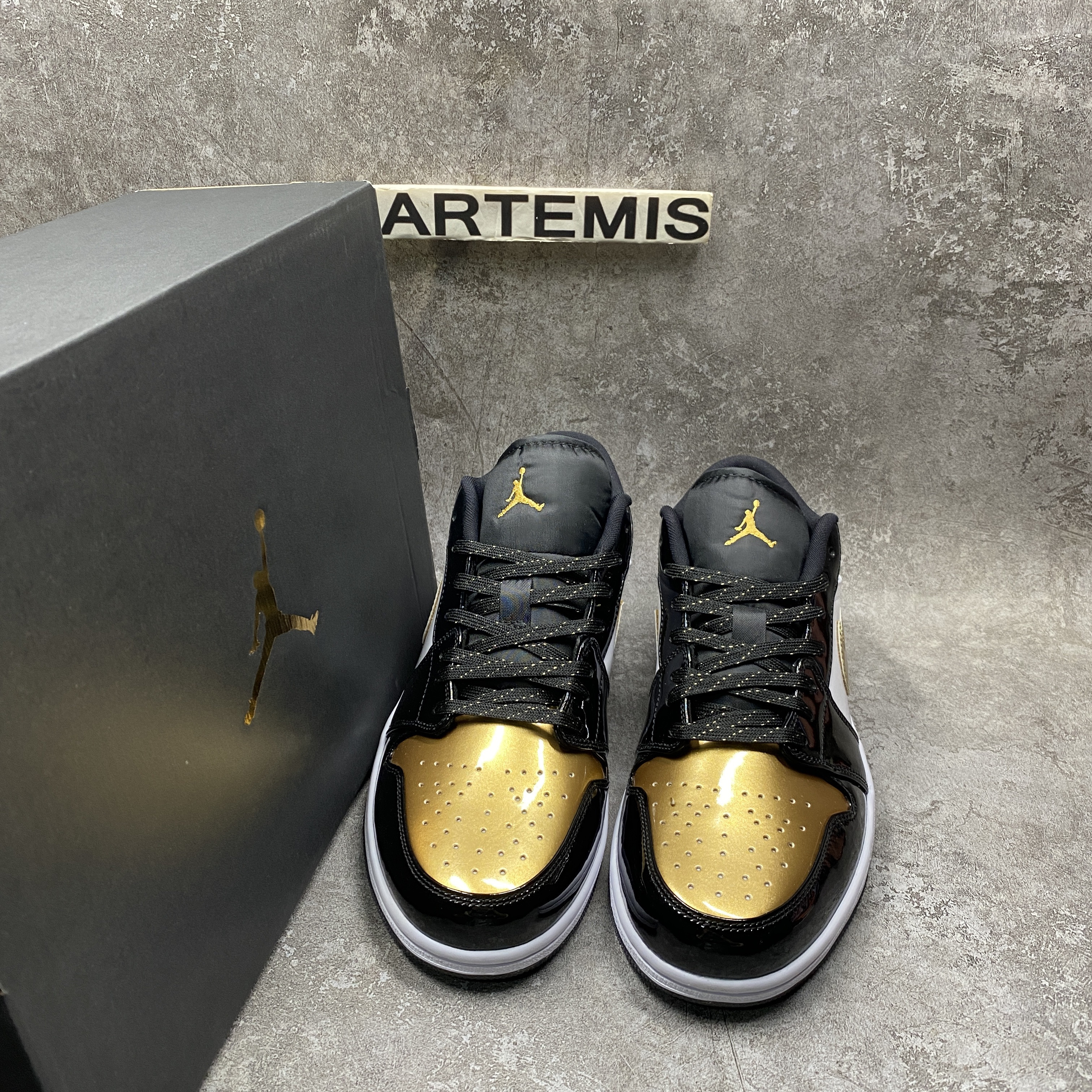 Air Jordan 1 Low SE Gold Toe