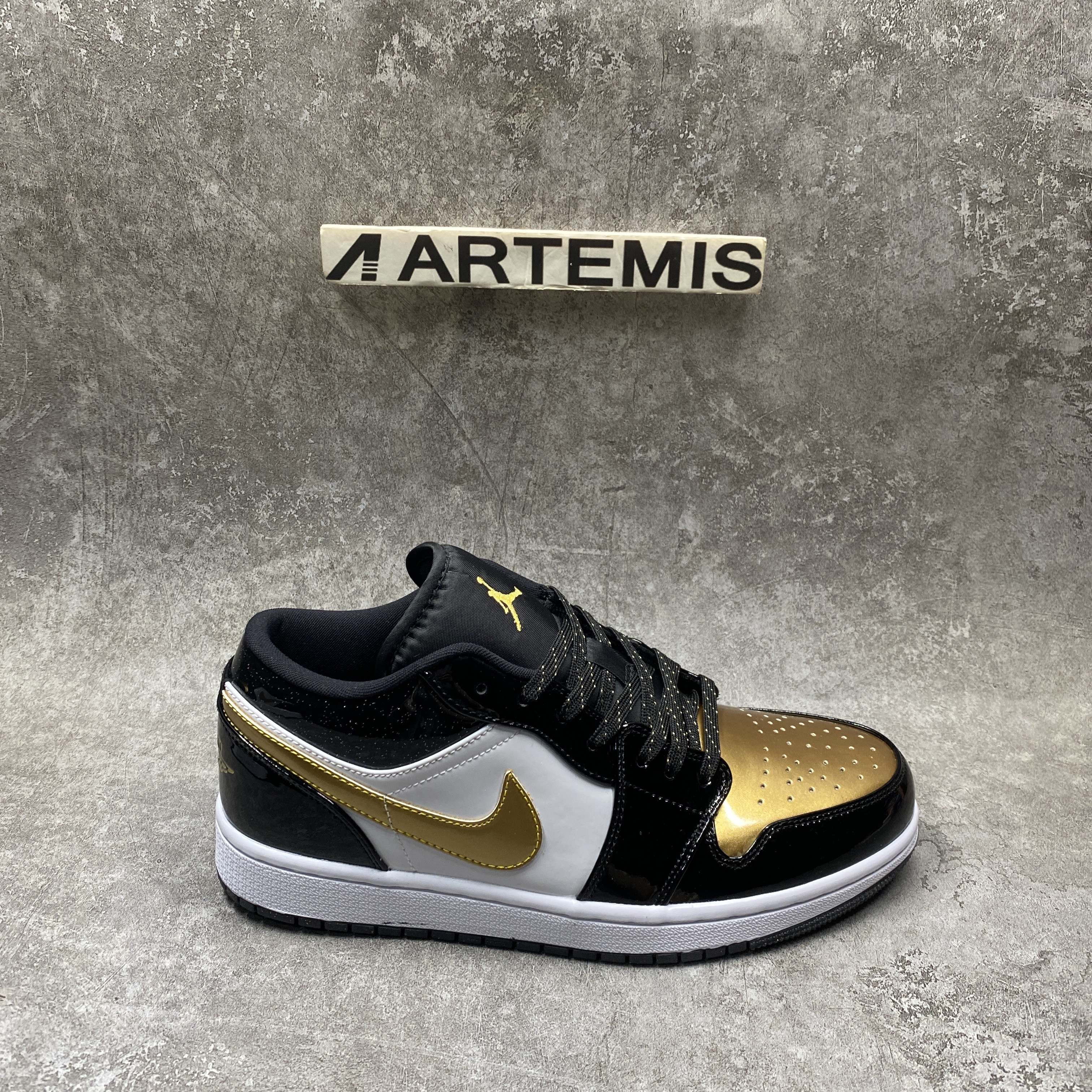 Air Jordan 1 Low SE Gold Toe