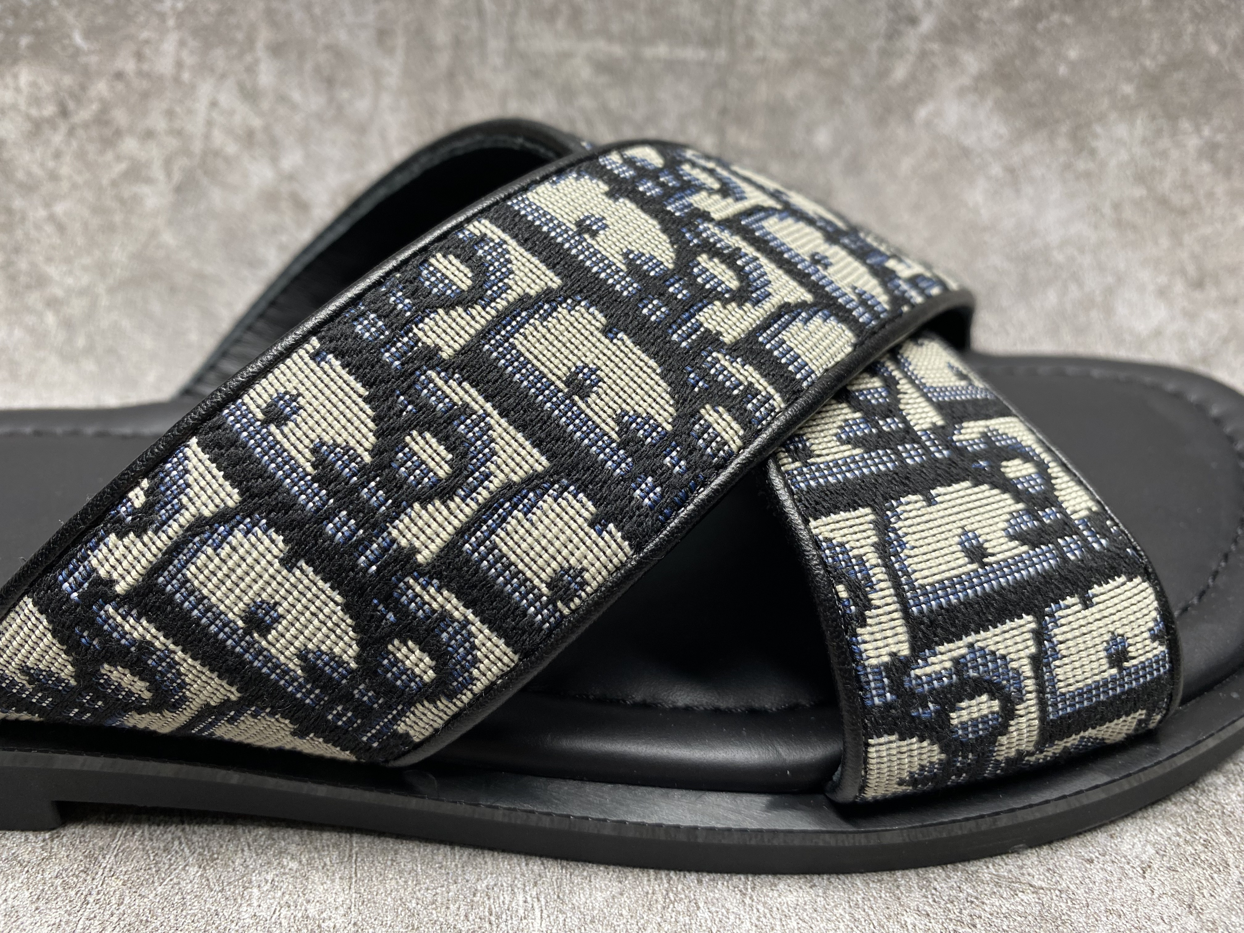 ua D*or alias sandal