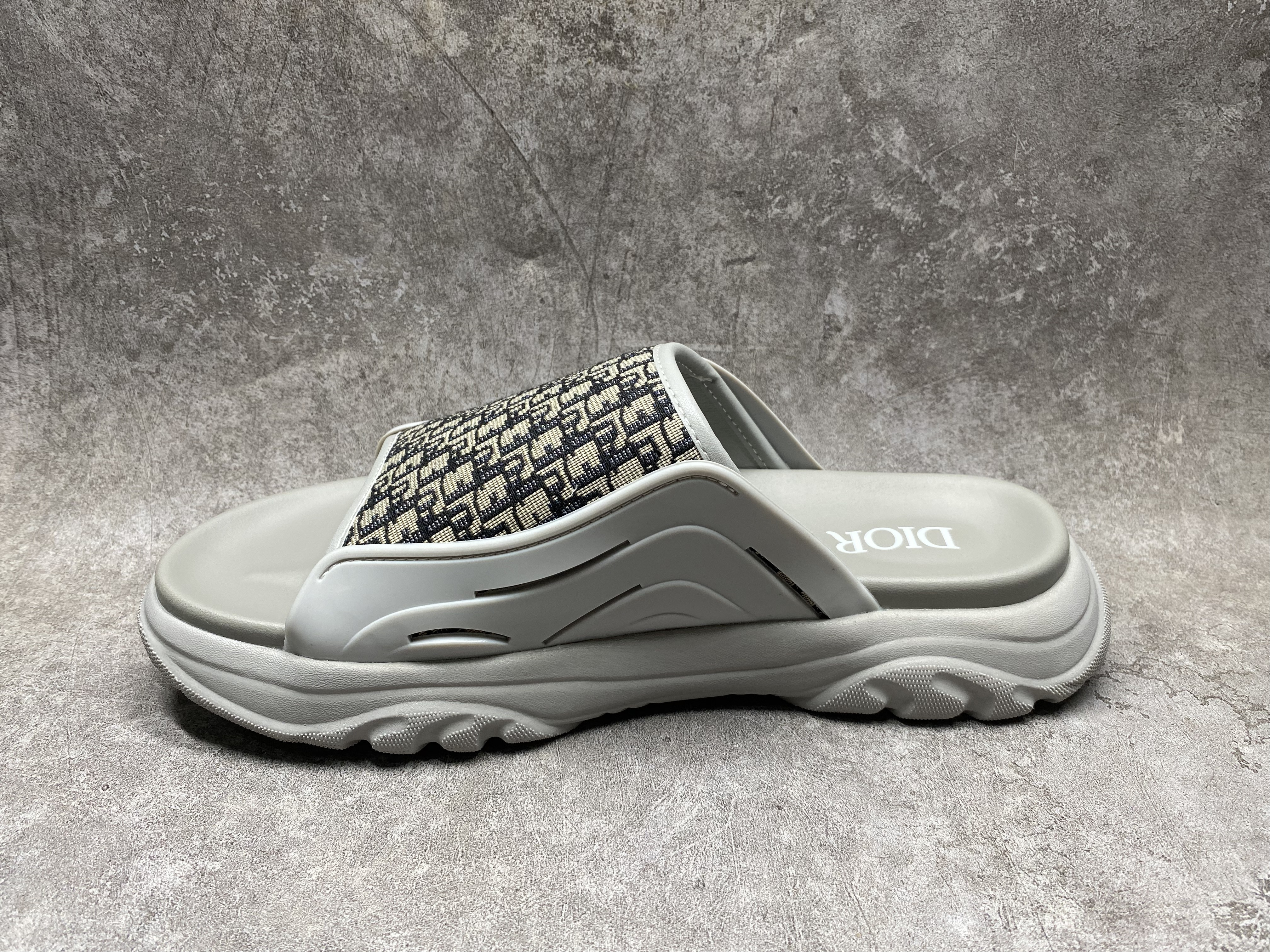 ua D*or sandal
