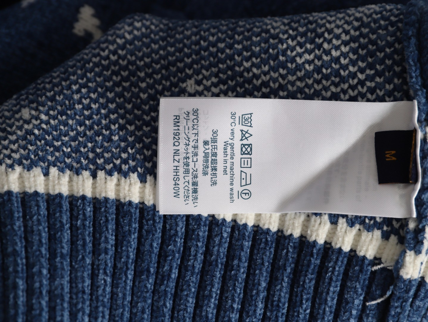 l0*is V*t0n lv 25ss cardigan sweaters