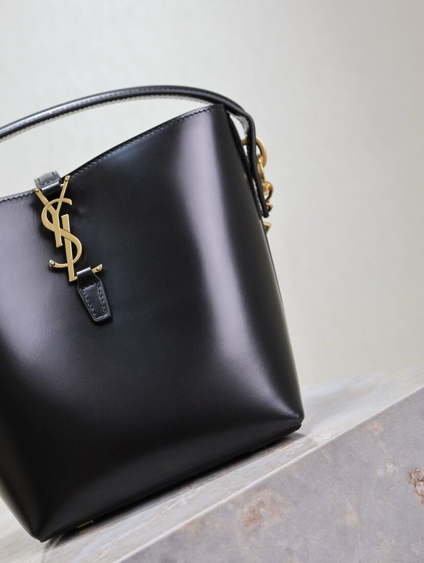 Y*L le 37 in shiny leather 17x20x13cm