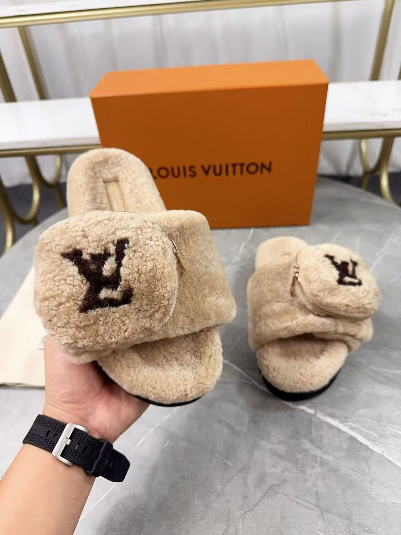 UA LV Slippers