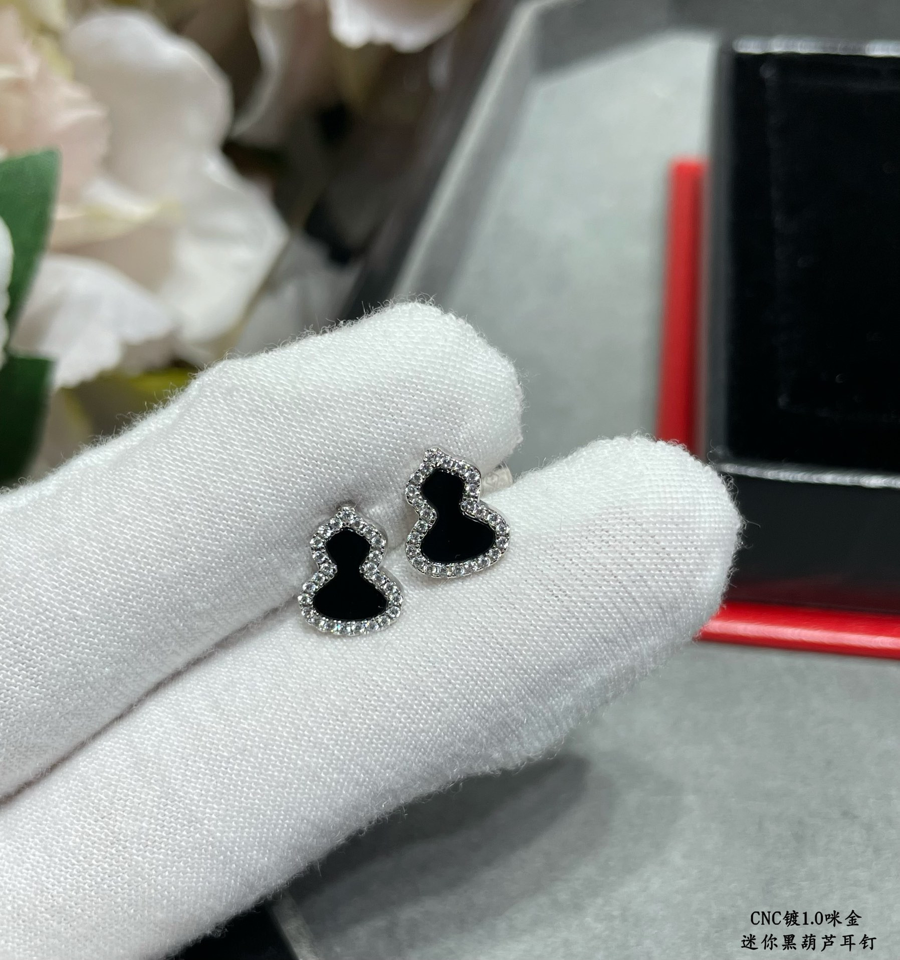 Qeelin Mini Gourd Earrings