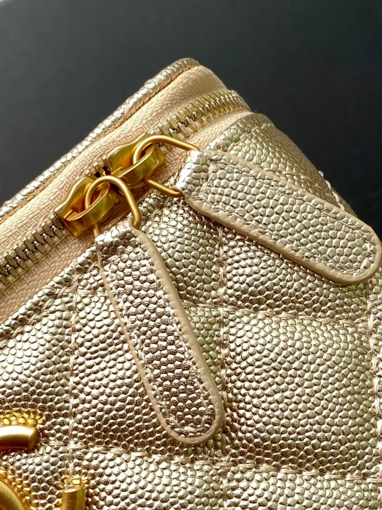 Ch*el vanity with chain 9.5x17x8cm