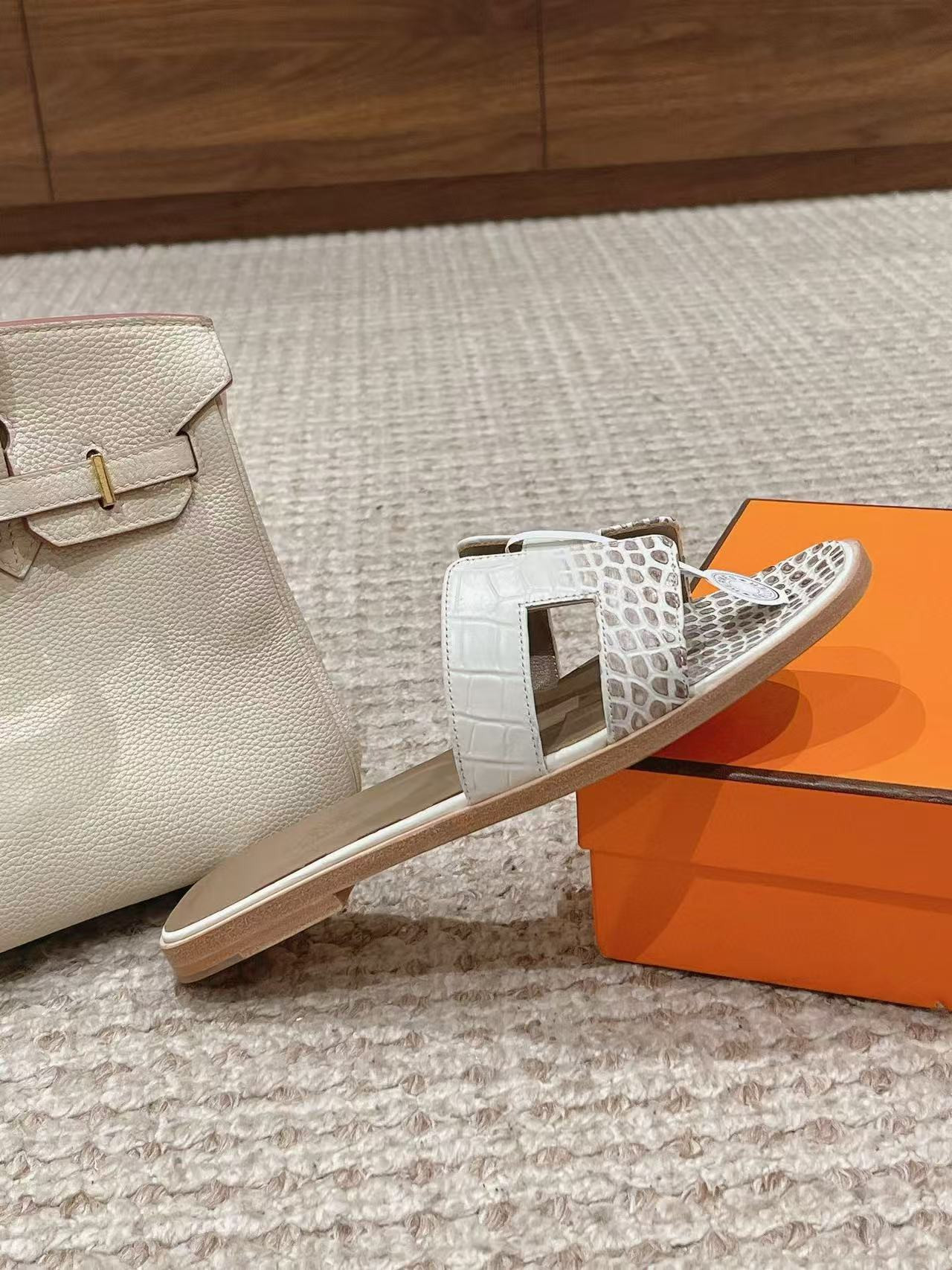ua H**me5 oran sandal
