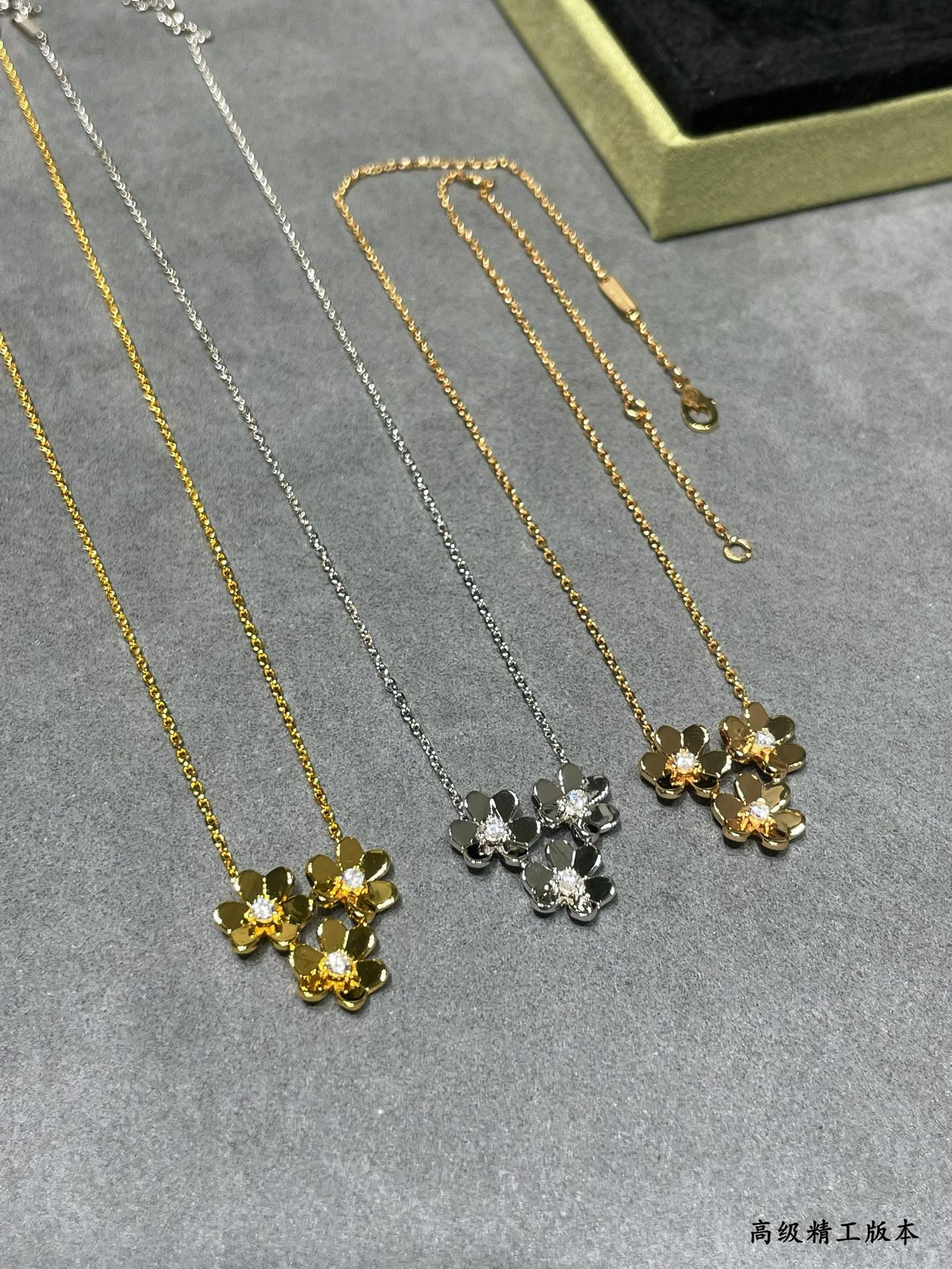V*N CL*F & arpels three-leaf clover necklace