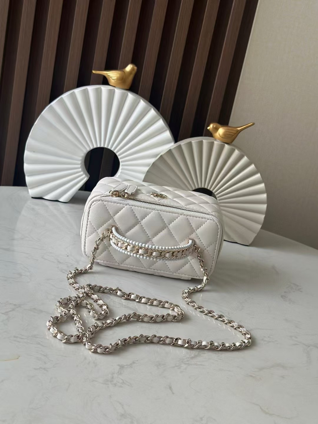 Ch*el vanity with chain 9.5x17x8cm
