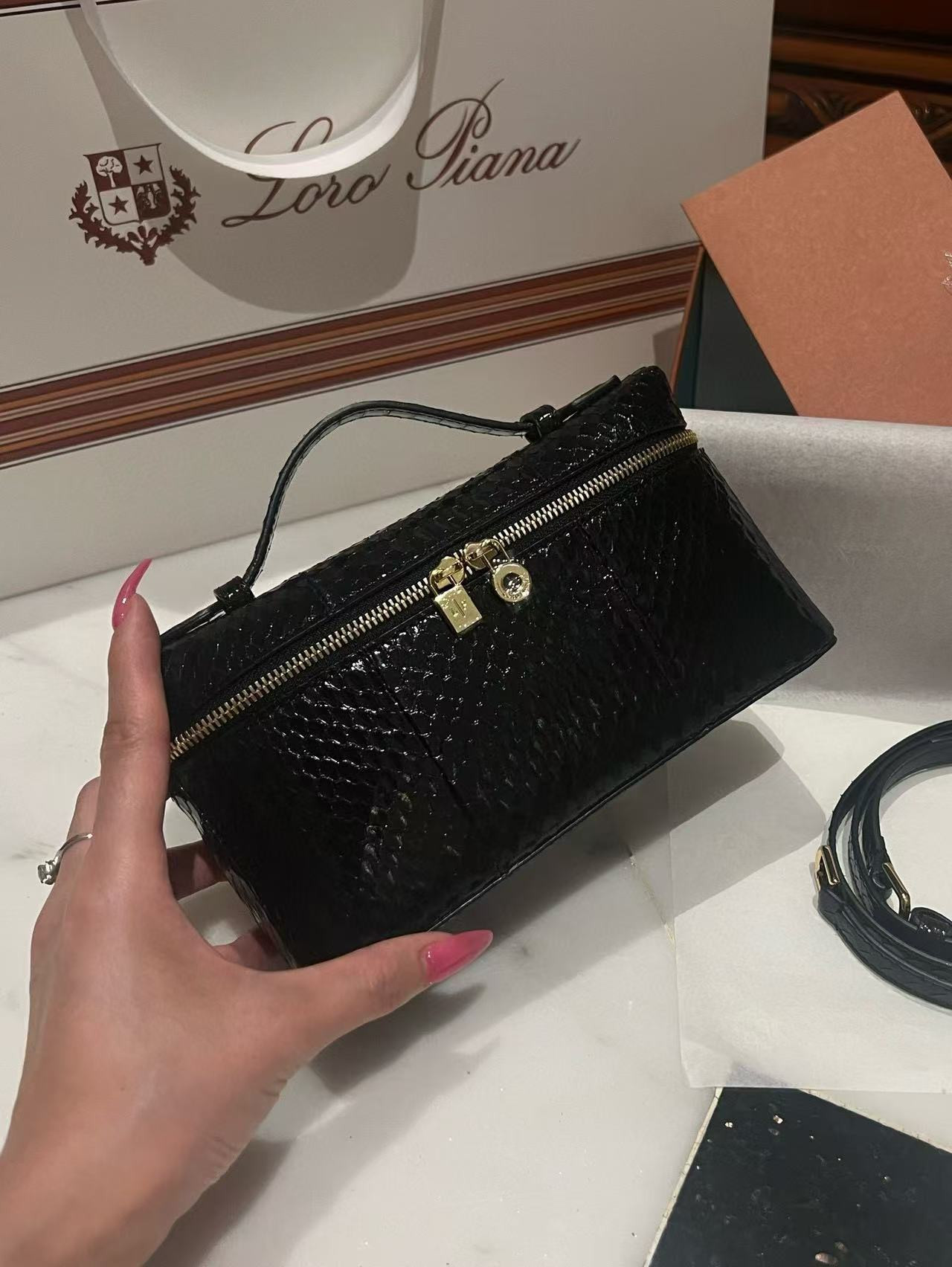 L**o p*ana extra pocket l19 bag 11x19x6.5cm