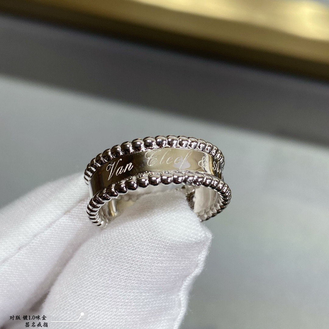 V*N CL*F & arpels sign ring