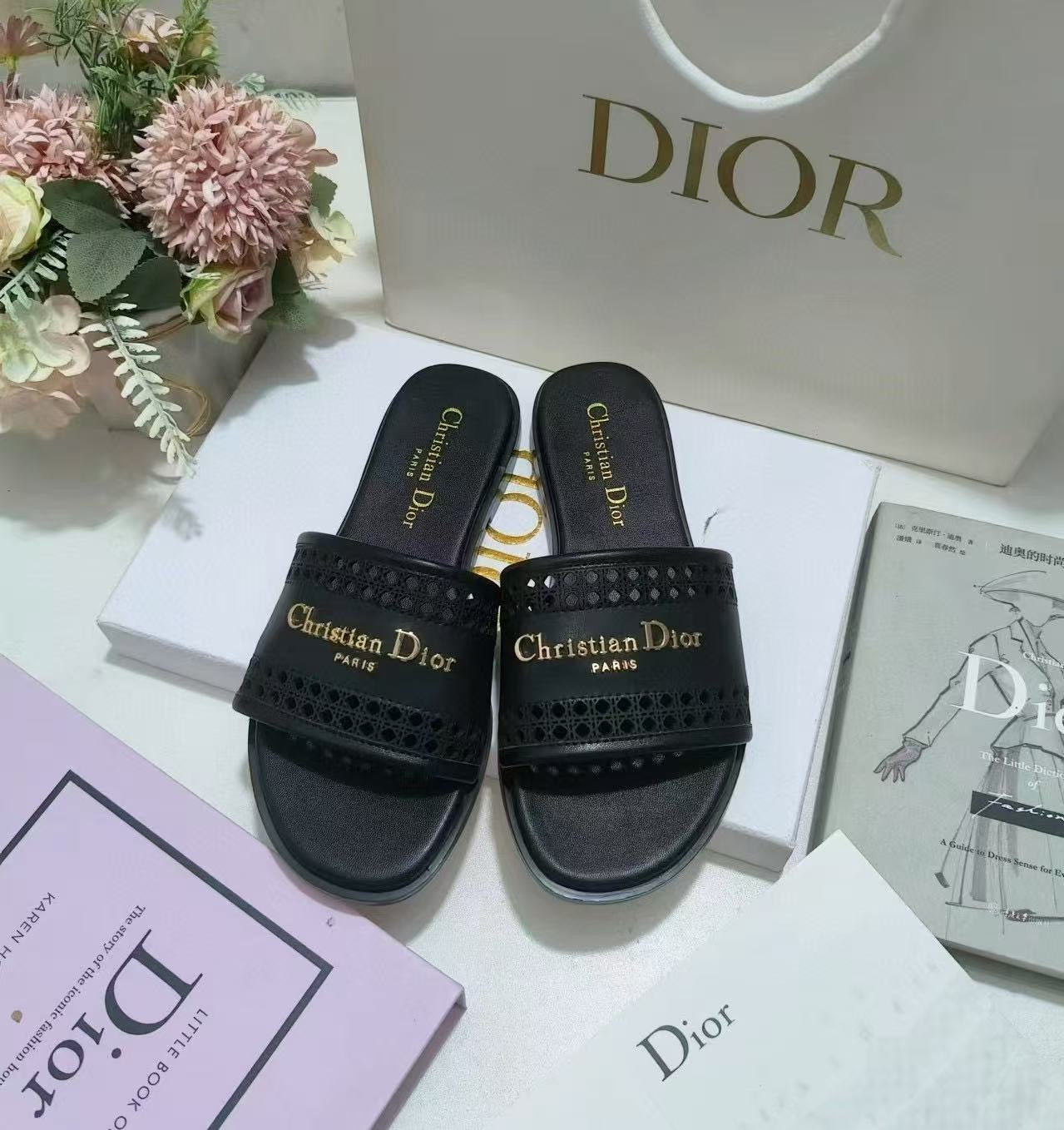 ua D*or d-lane slide black calfskin with openwork microcannage motif