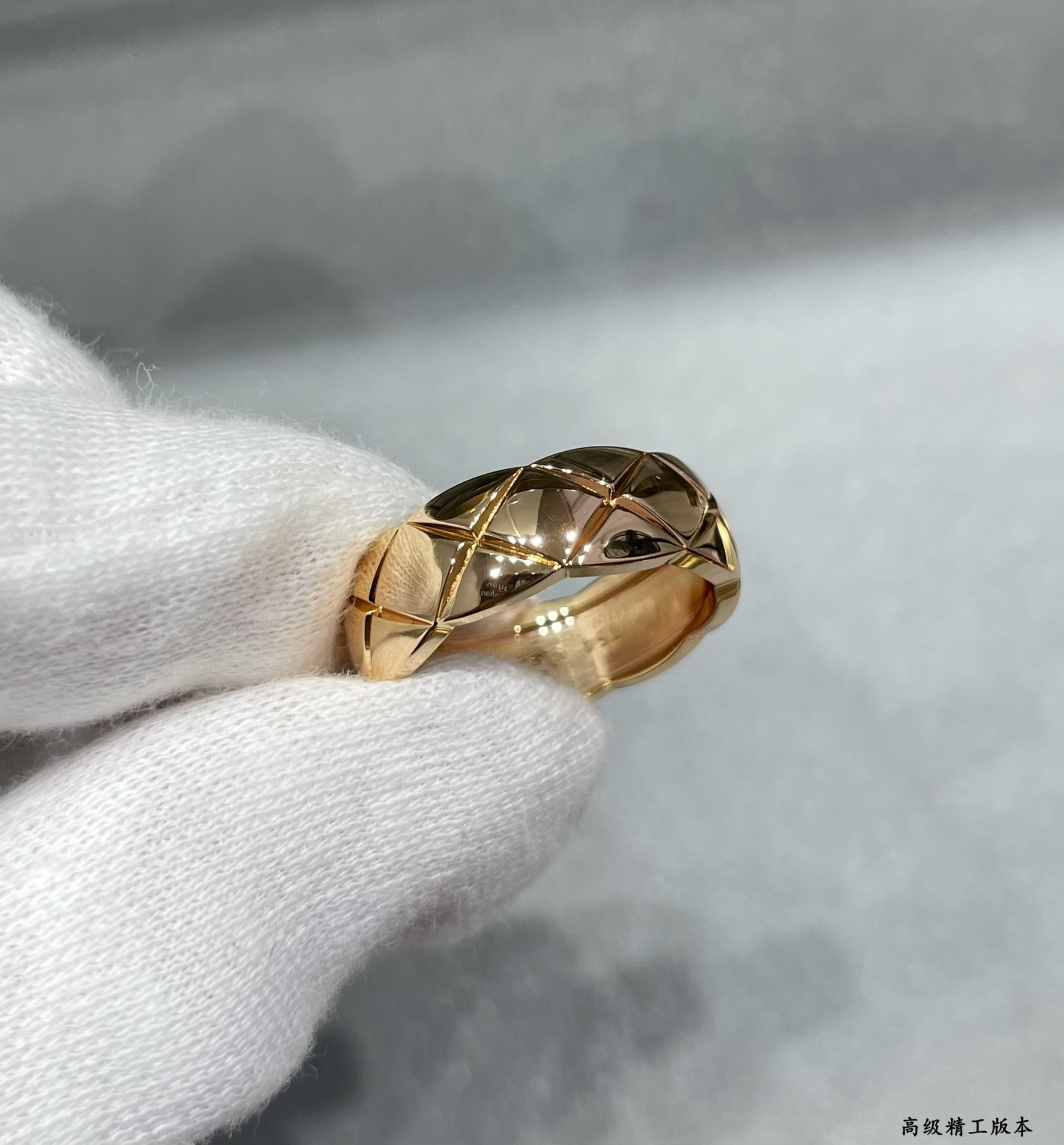 ch*el wide Di*m*nd pattern smooth ring