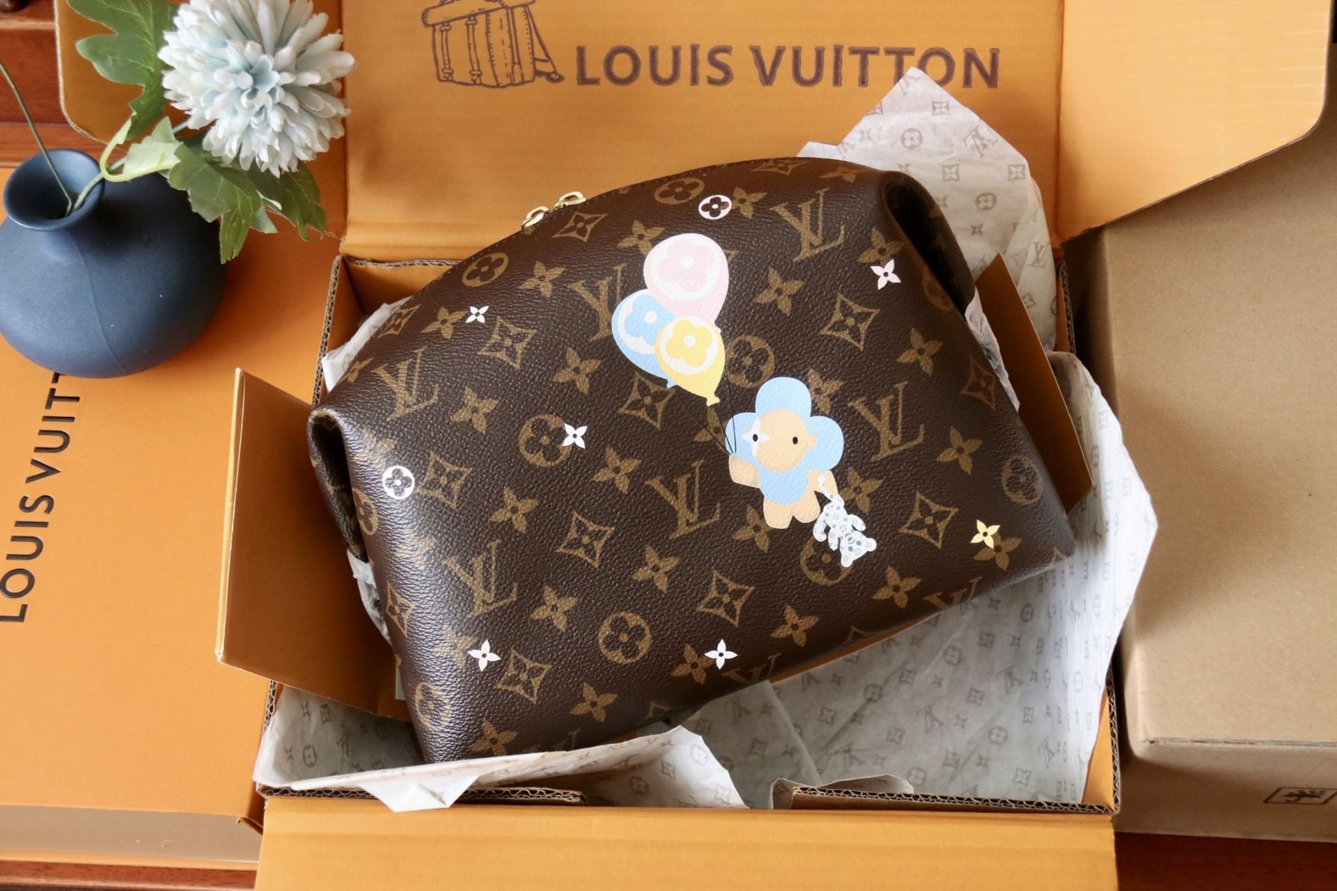 LV Cosmetic Pouch GM M14891 27x18x9cm