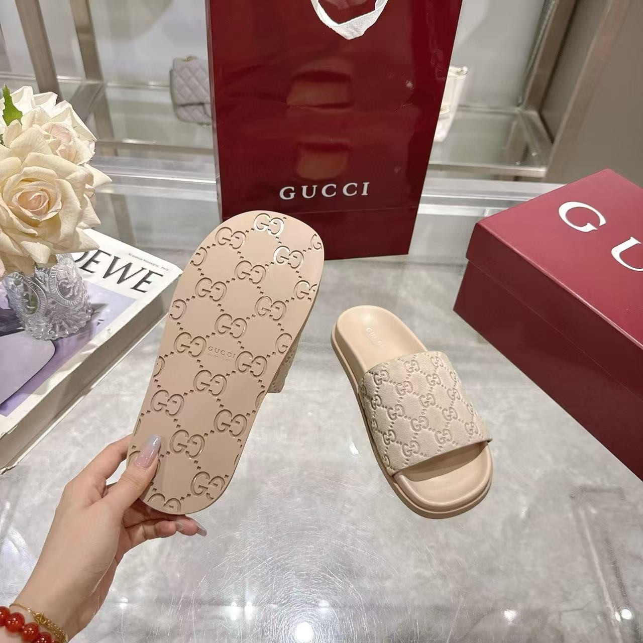 ua G*u*i sandals