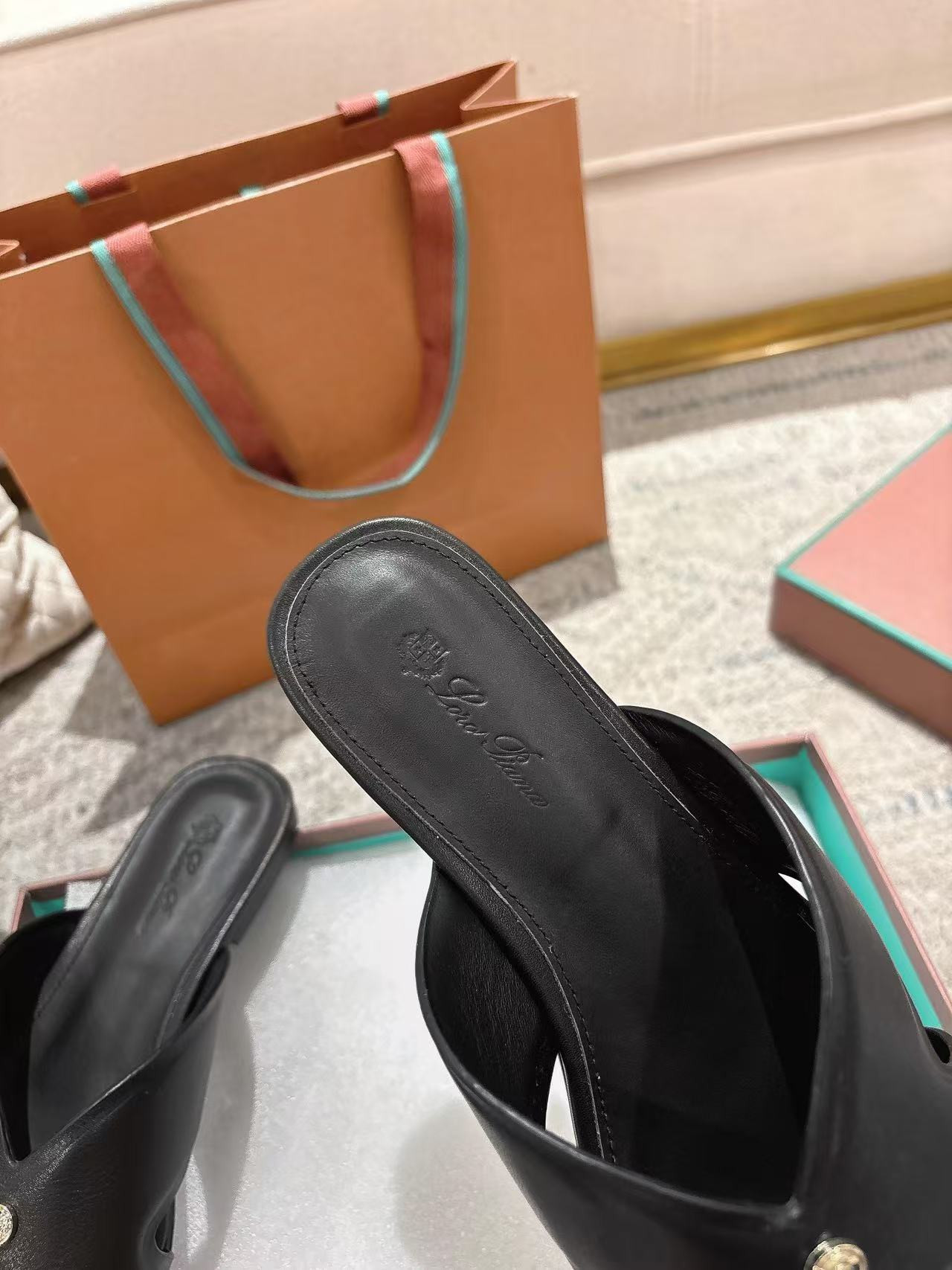 ua L**o p*ana vera sandal