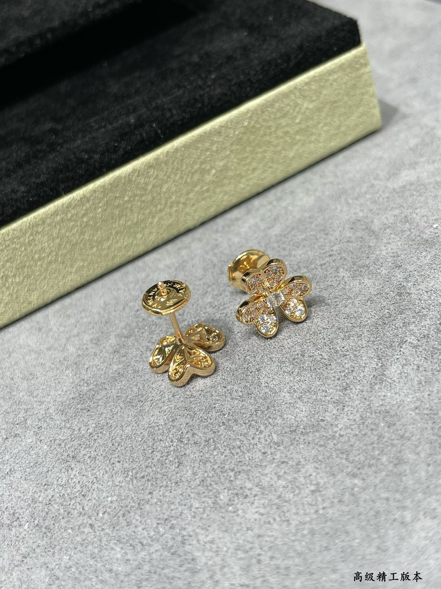 v*n cl*f & arpels mini Di*m*nd clover earrings