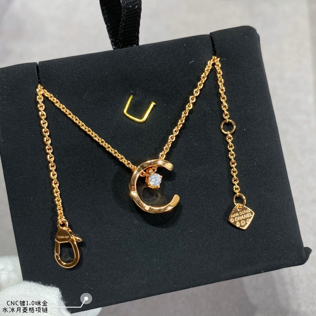 ch*el carved Di*m*nd-shaped sailor moon necklace