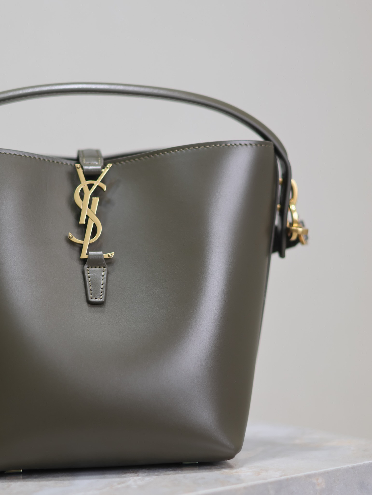 Y*L le 37 in shiny leather 17x20x13cm