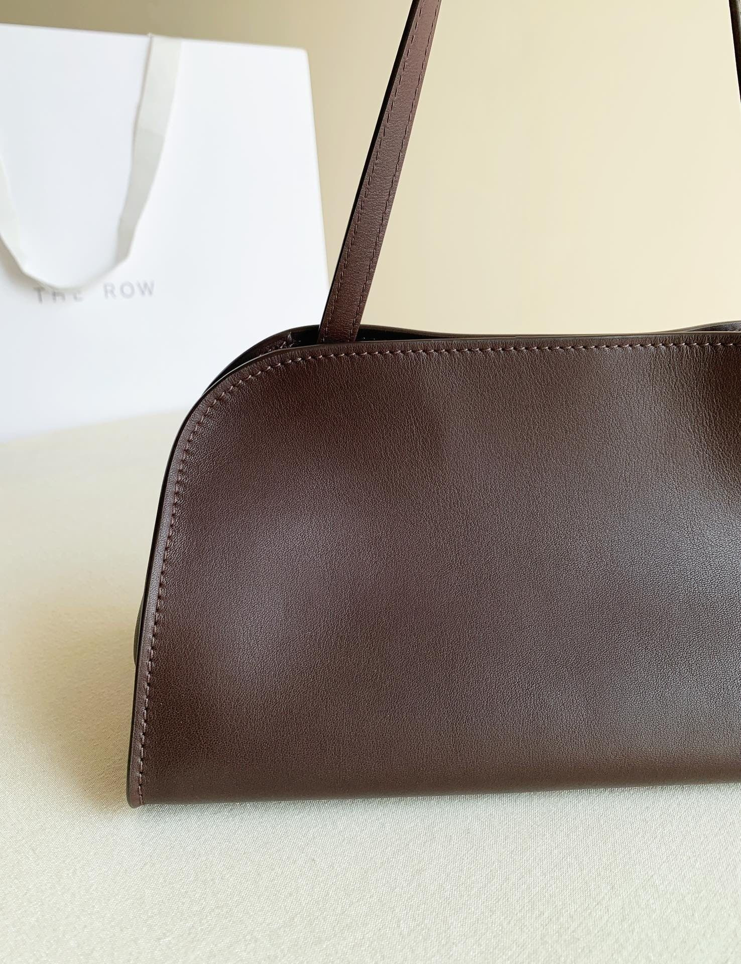 T*e R0w peggy clutch in leather 28x13x14cm