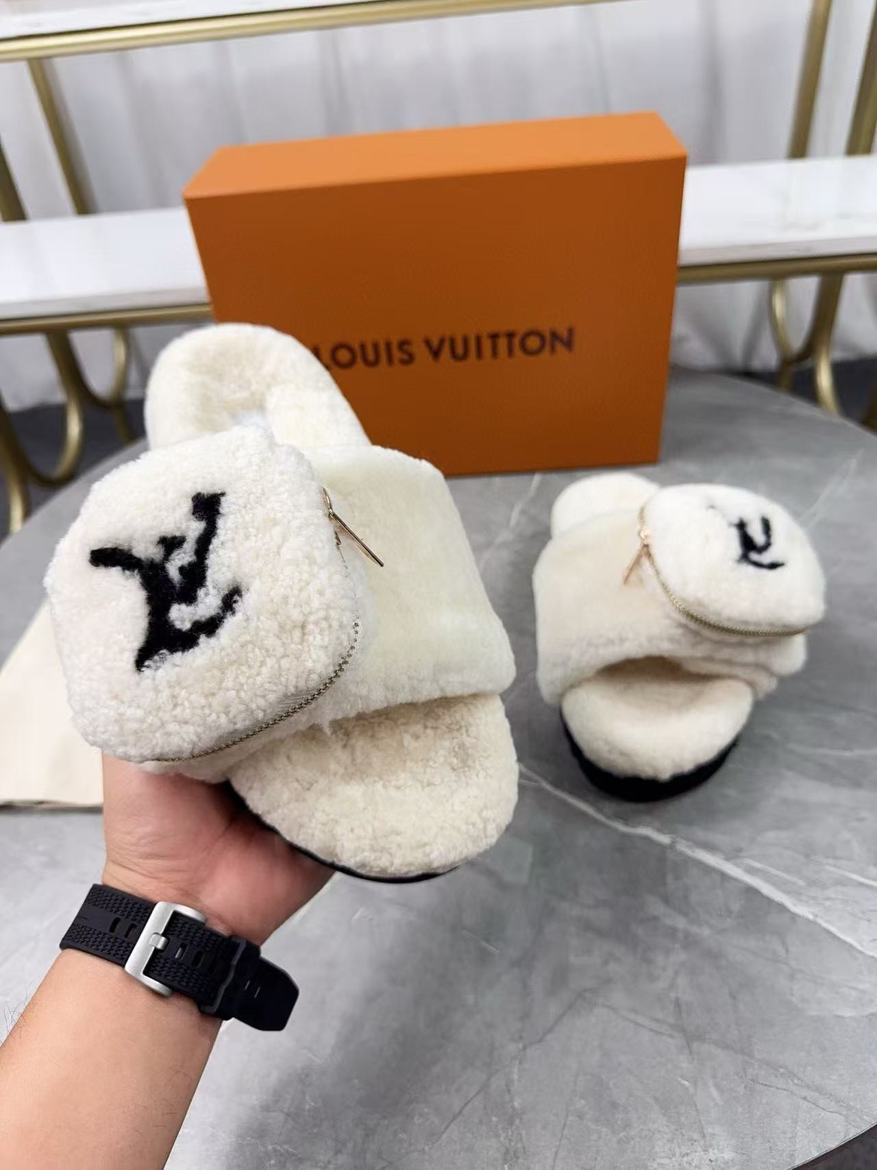 UA LV Slippers