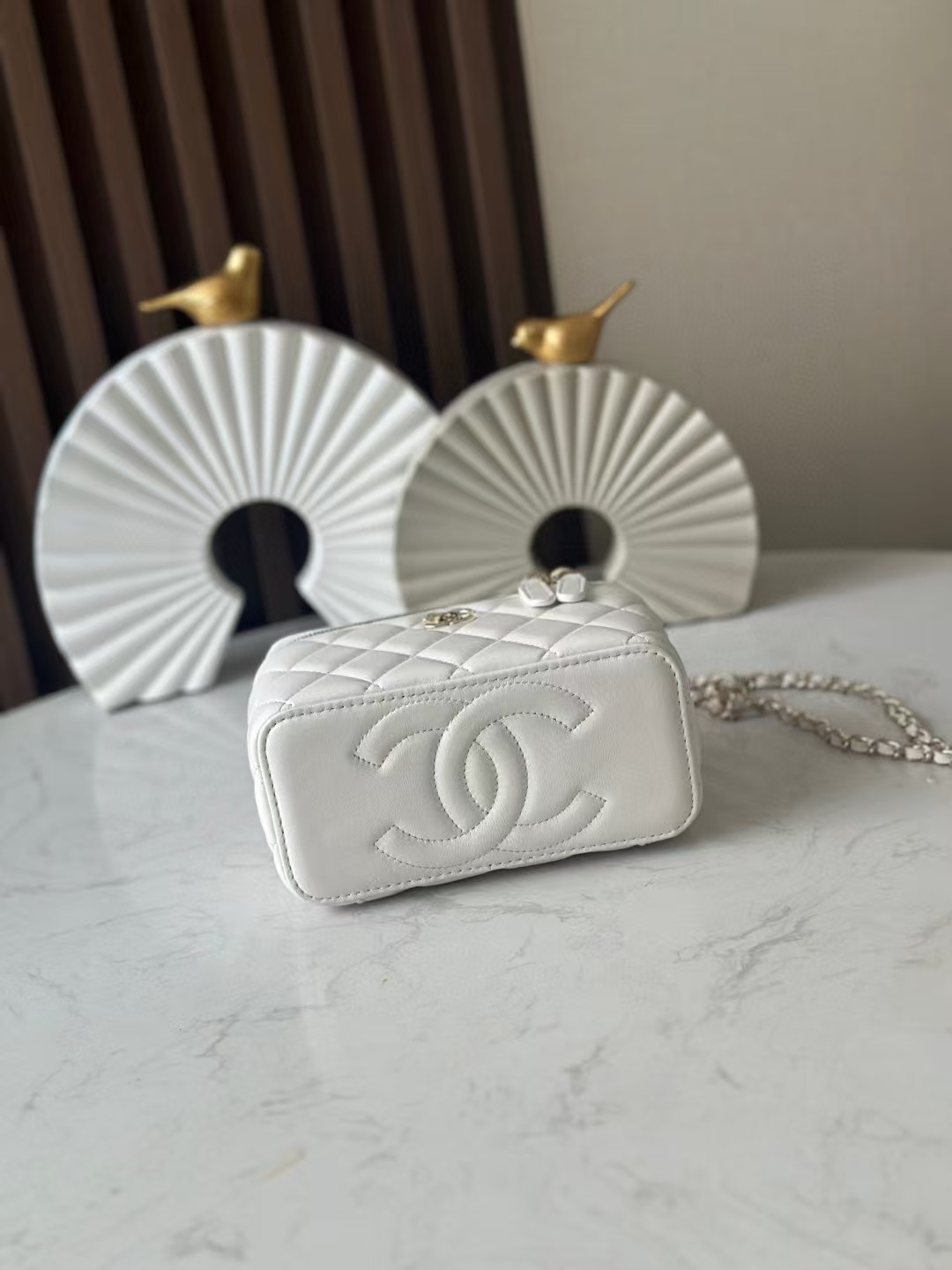 Ch*el vanity with chain 9.5x17x8cm