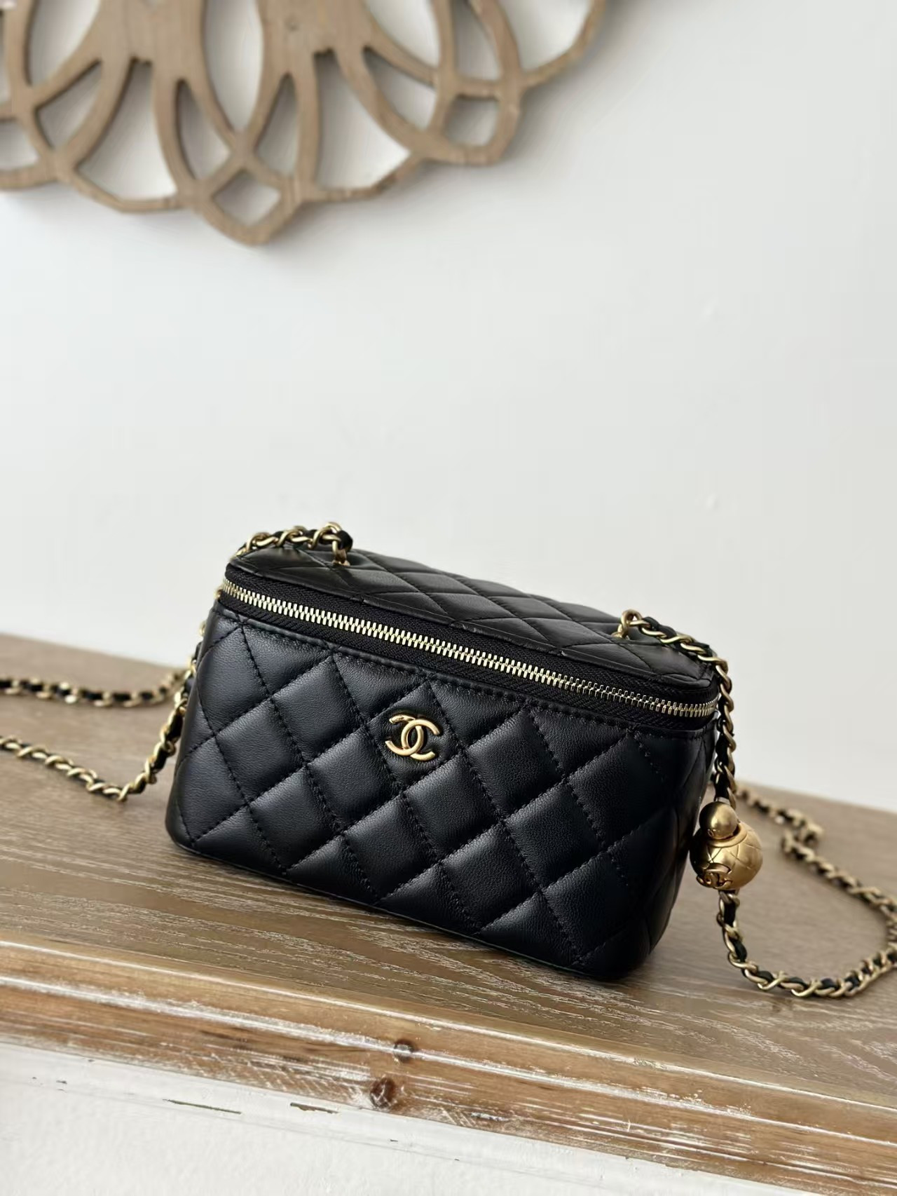 Ch*el vanity with chain 9.5x17x8cm