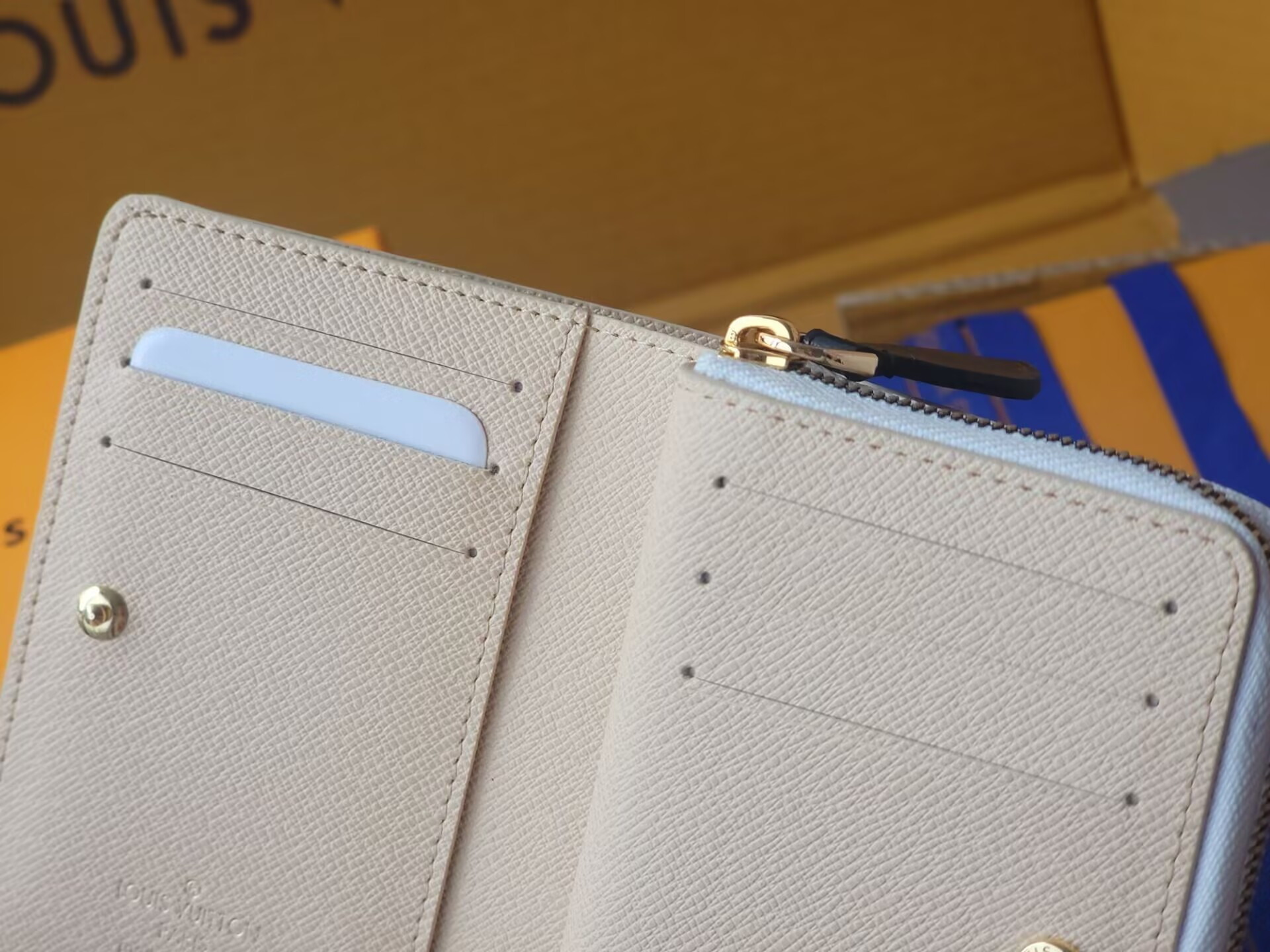 LV Cléa Wallet M22399 8.5x3.5x11cm