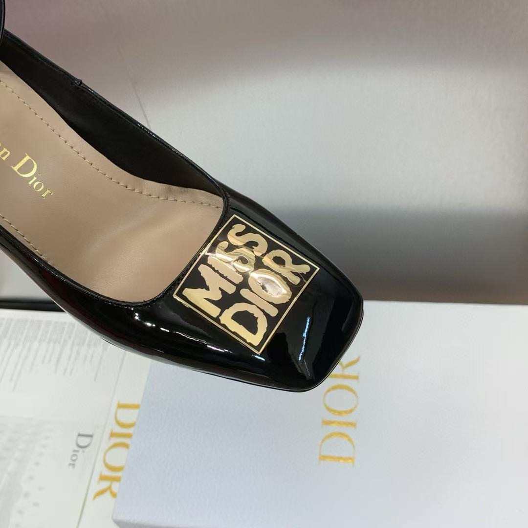 ua D*or miss D*or graffiti pump