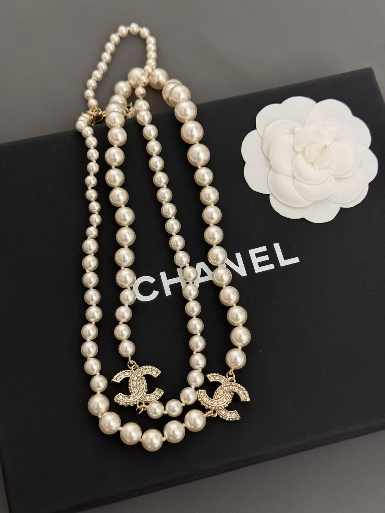 Ch*el long pear necklace