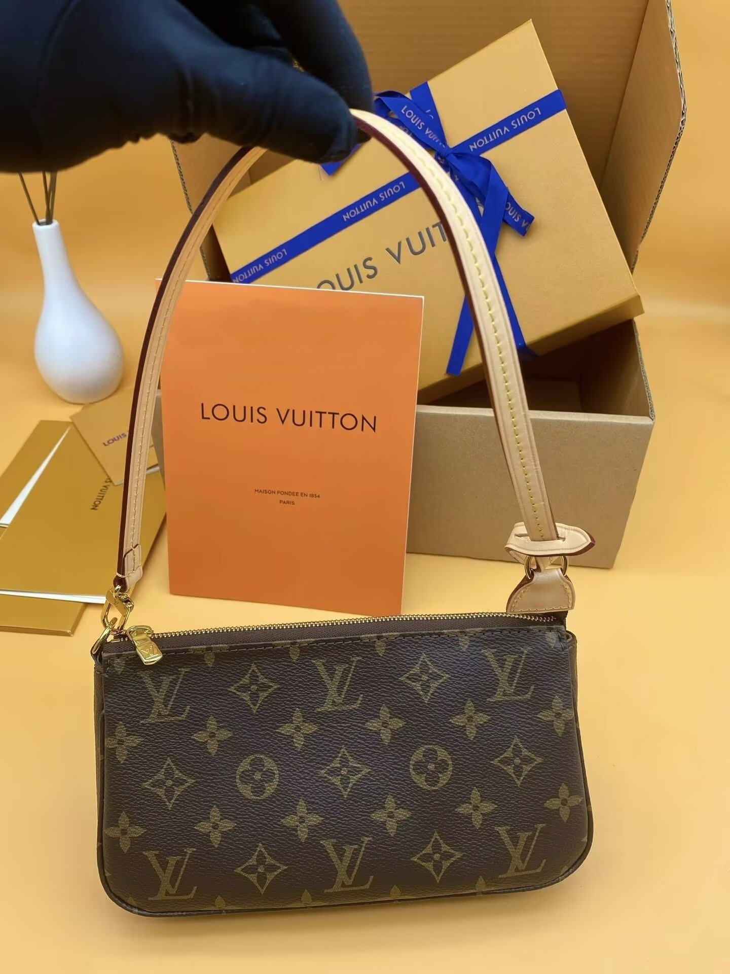 LV Accessory Pouch M40712 23.5x13.5x4cm