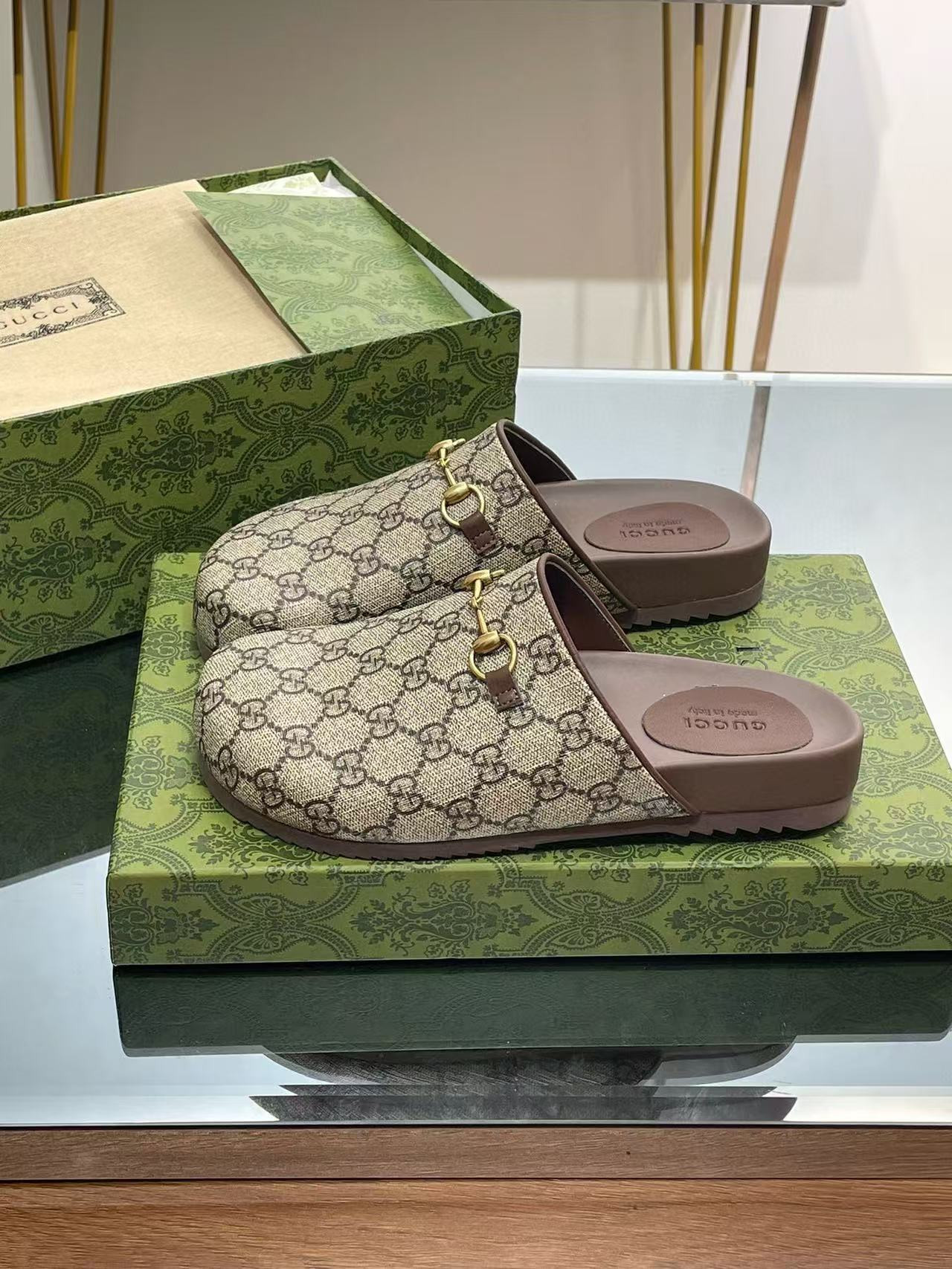 ua G*u*i slipper