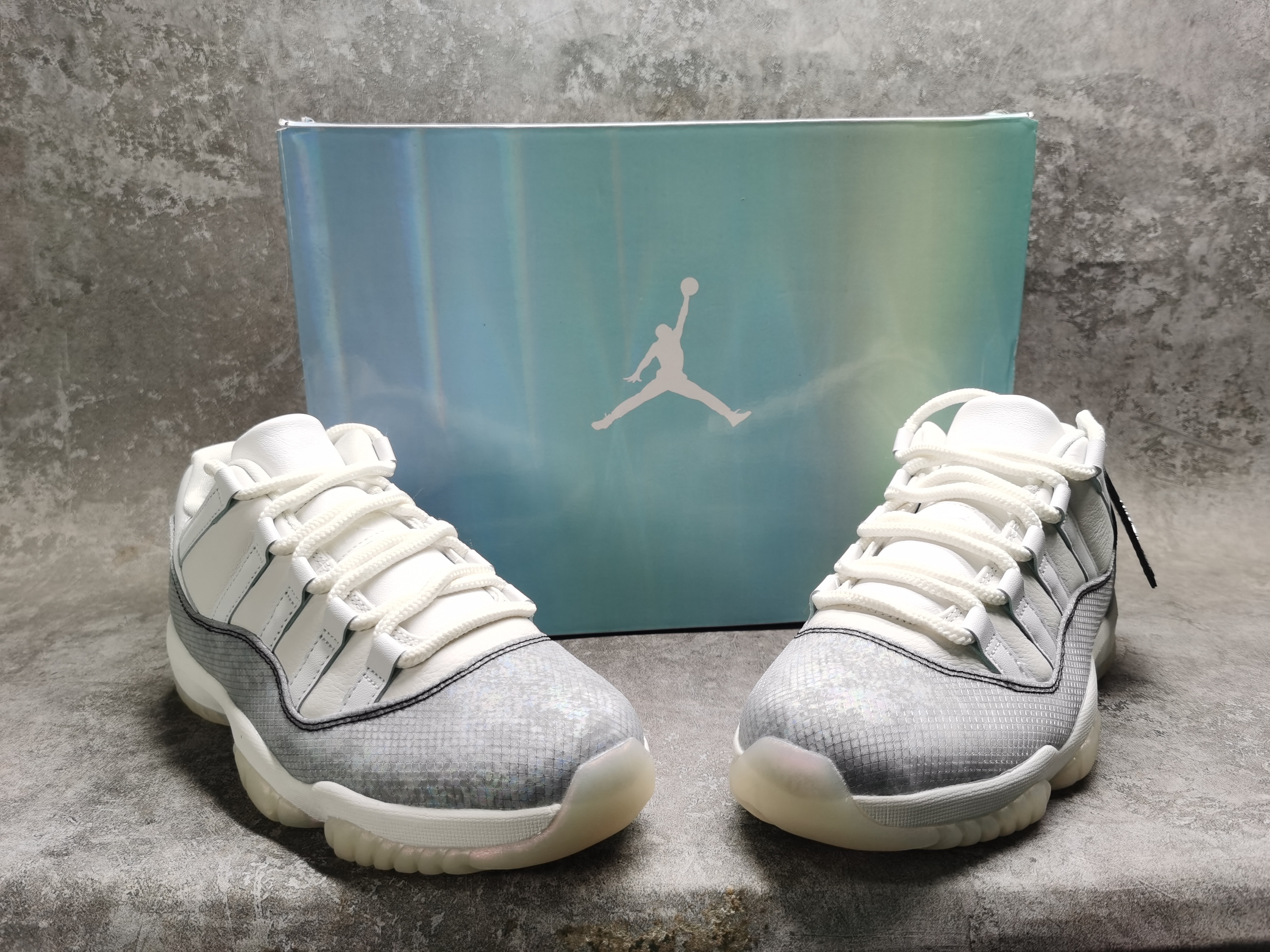 UA AIR JORDAN 11 RETRO LOW