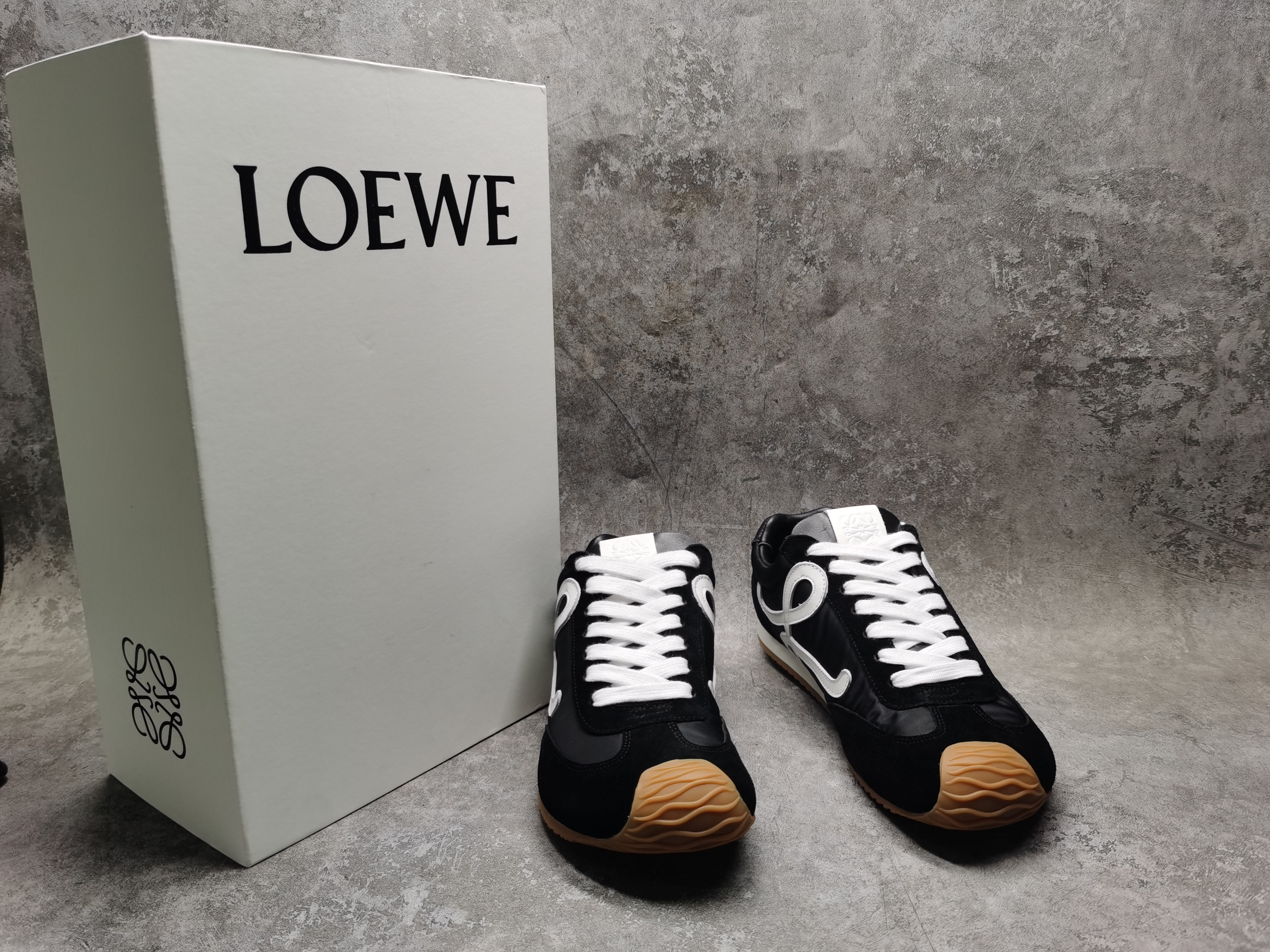 ua L0ew* sneakers