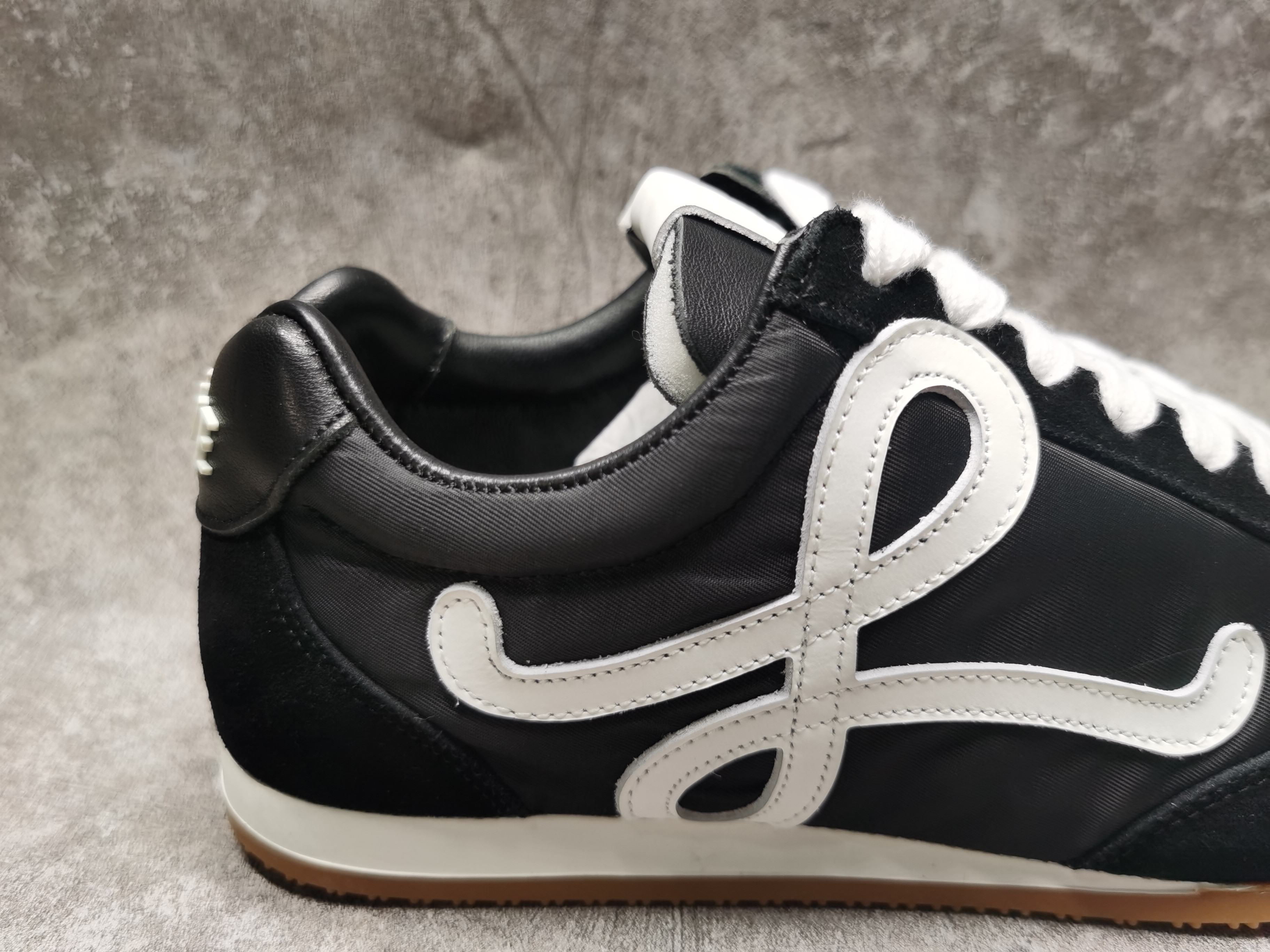 ua L0ew* sneakers