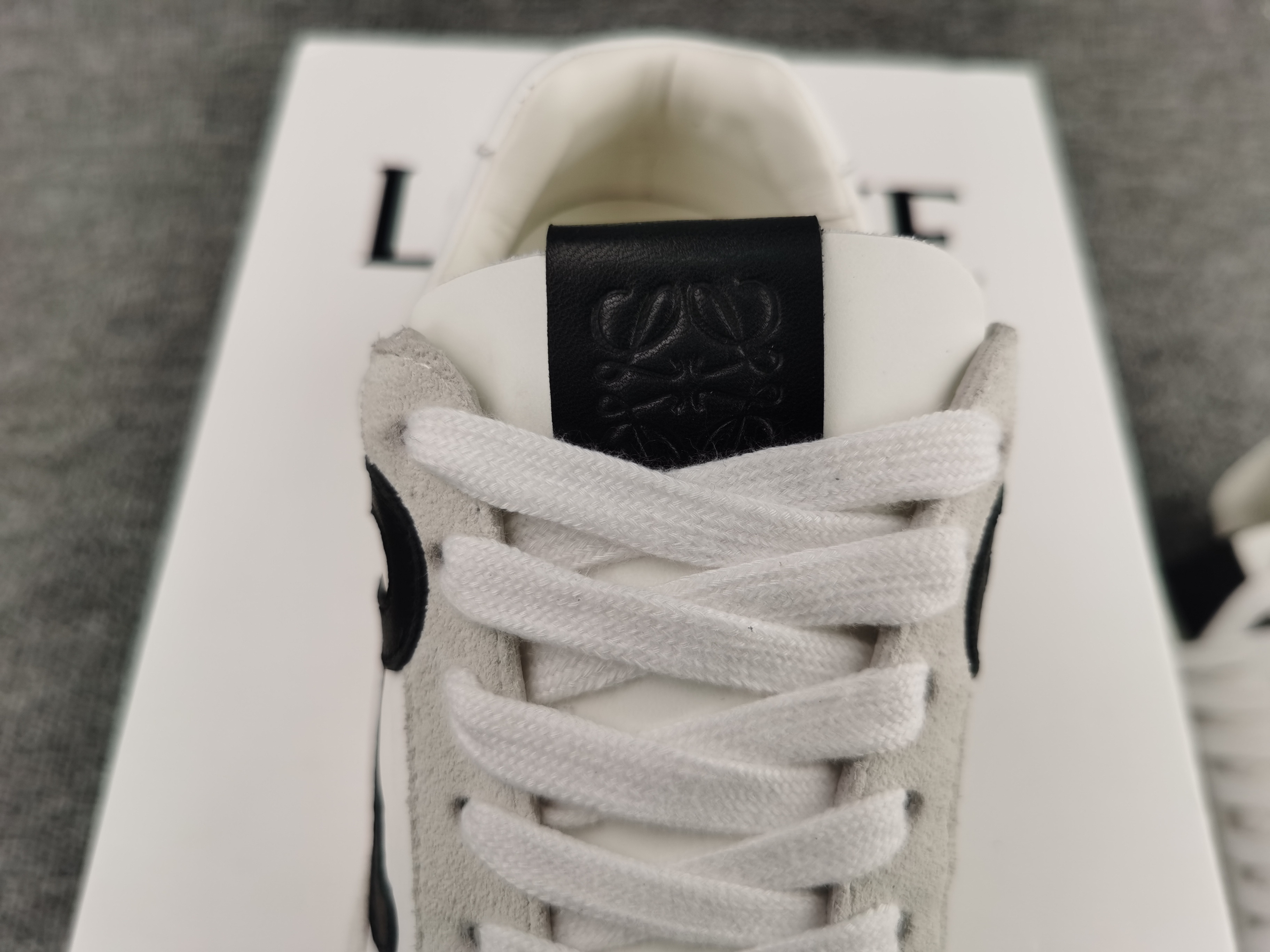 ua L0ew* sneakers