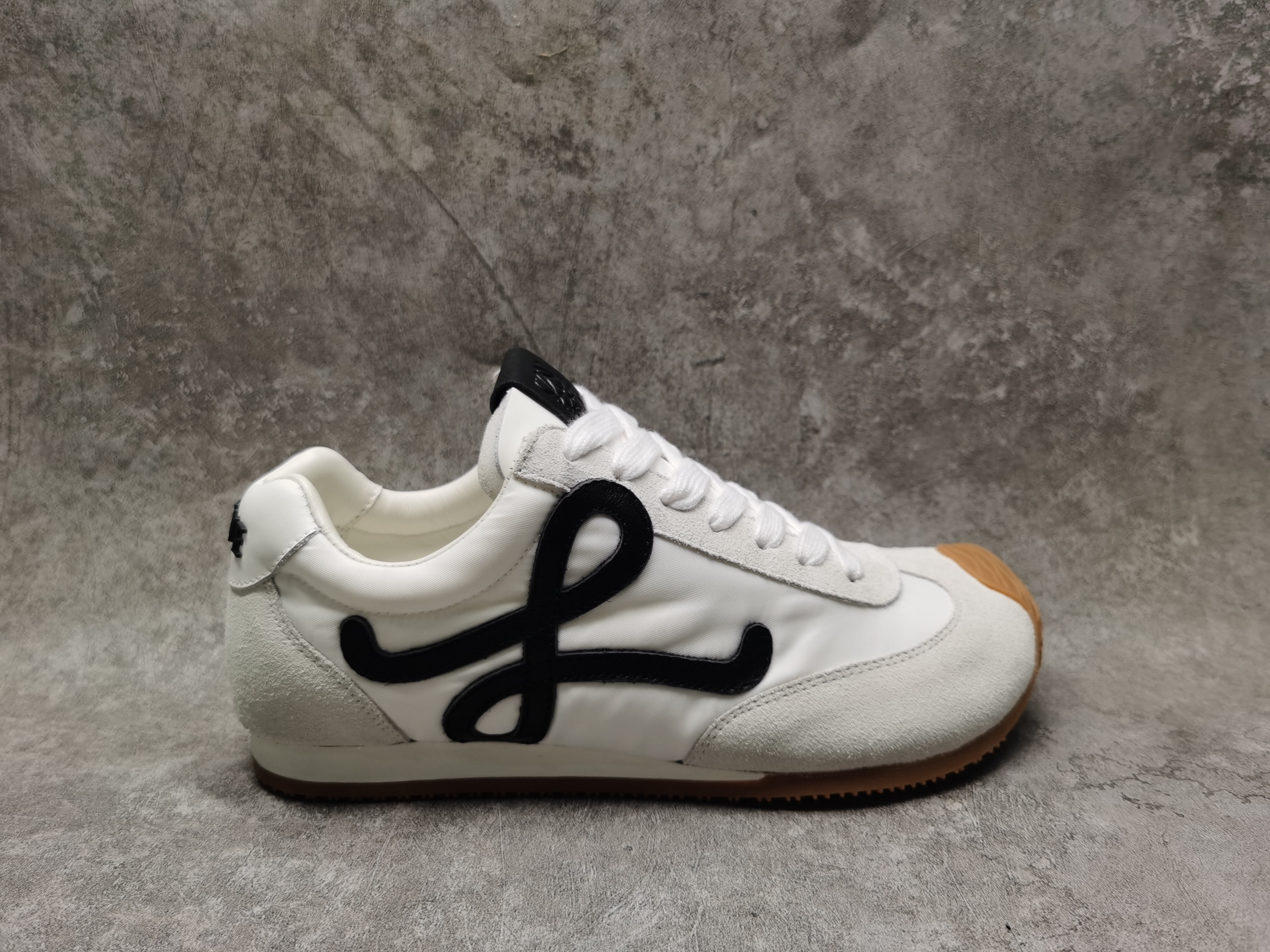 ua L0ew* sneakers