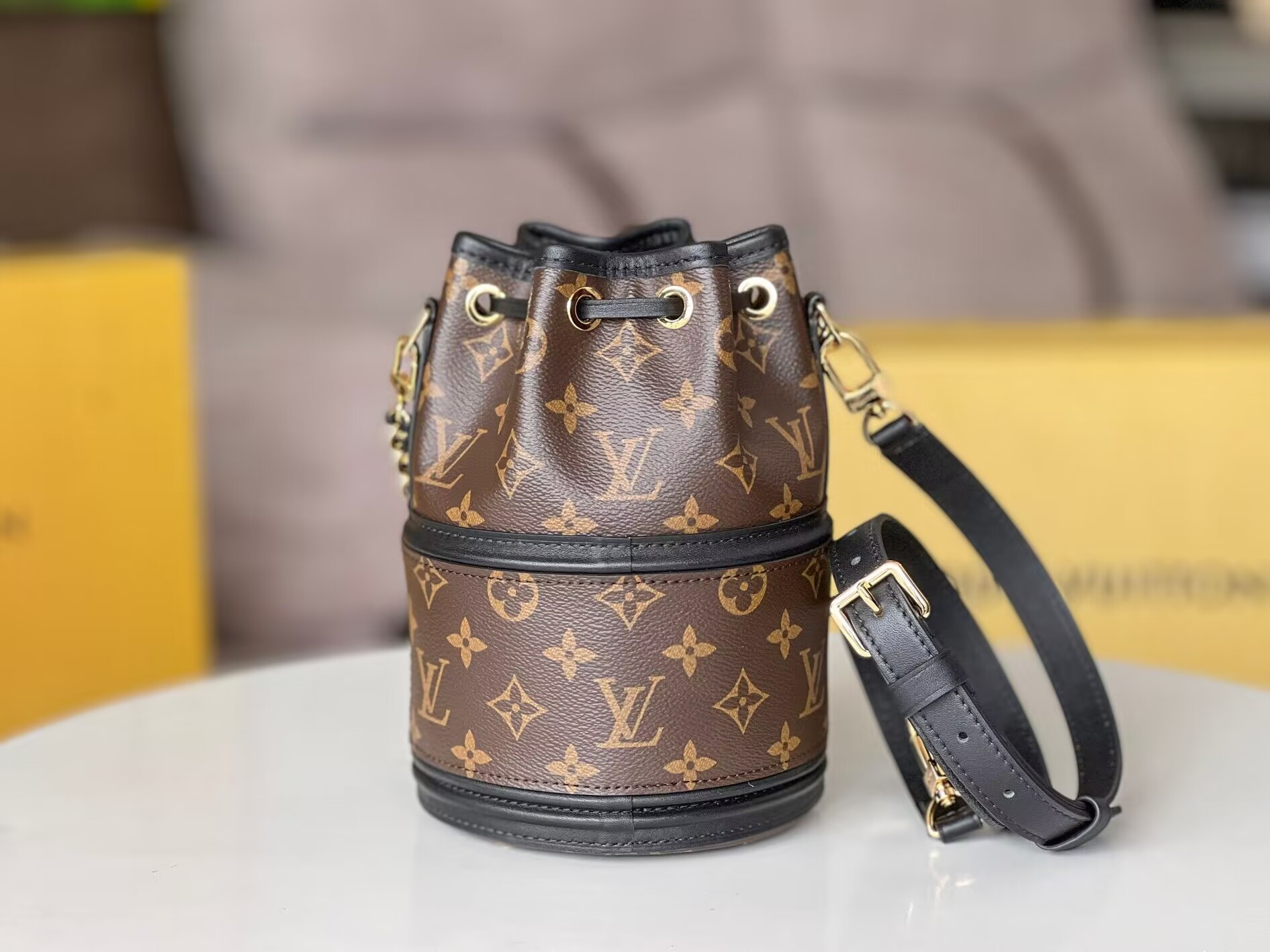 LV Canoé M83480 5.5 x 8.1 x 5.5 inches