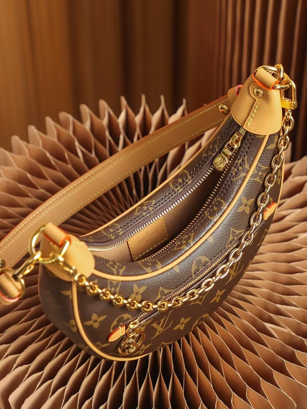 LV Loop M81098 23x13x6CM
