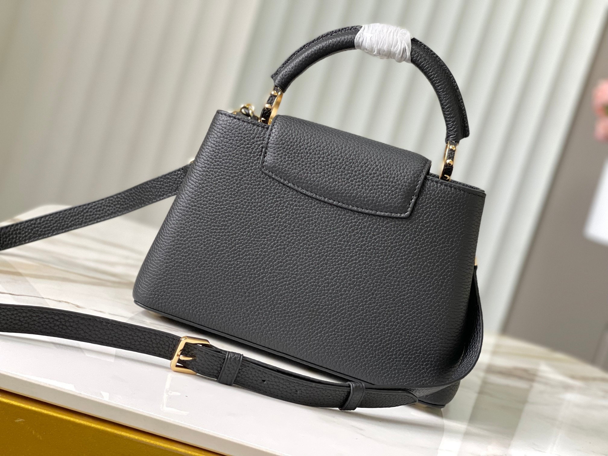 LV Capucines BB M48865 27 x18 x 9 cm