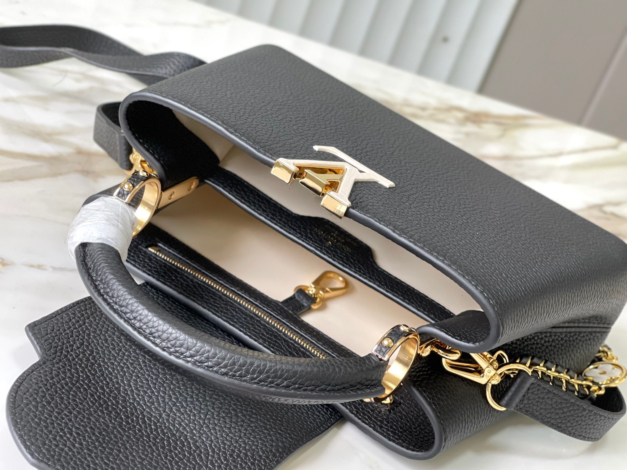 LV Capucines BB M48865 27 x18 x 9 cm