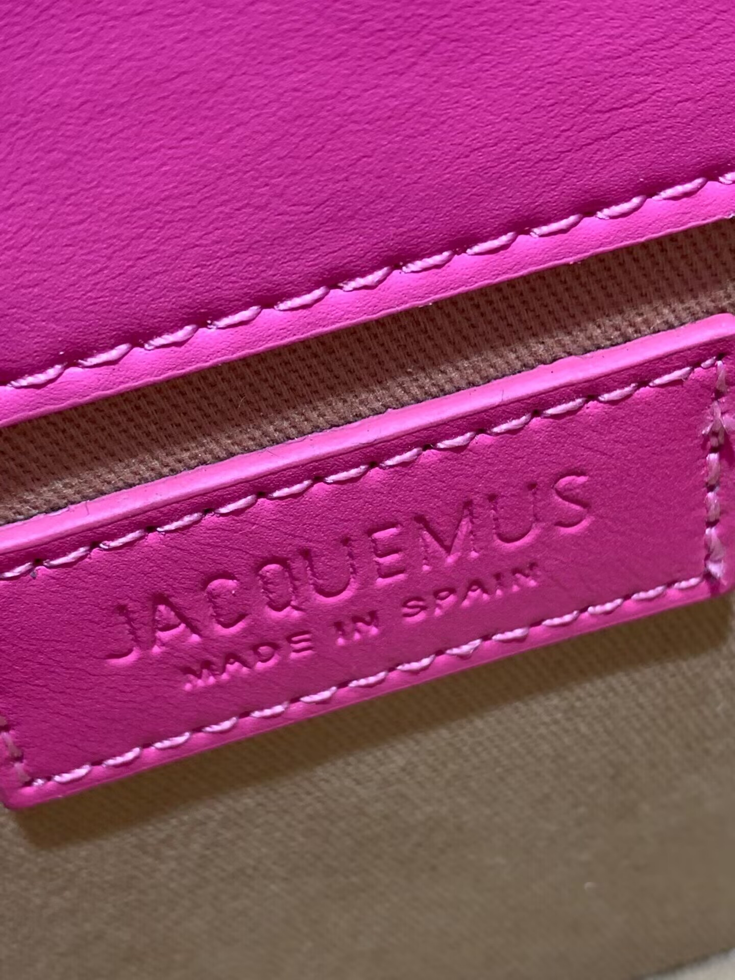 JACQUEMUS Le Chiquito moyen LES CLASSIQUES  20×15.5×8cm