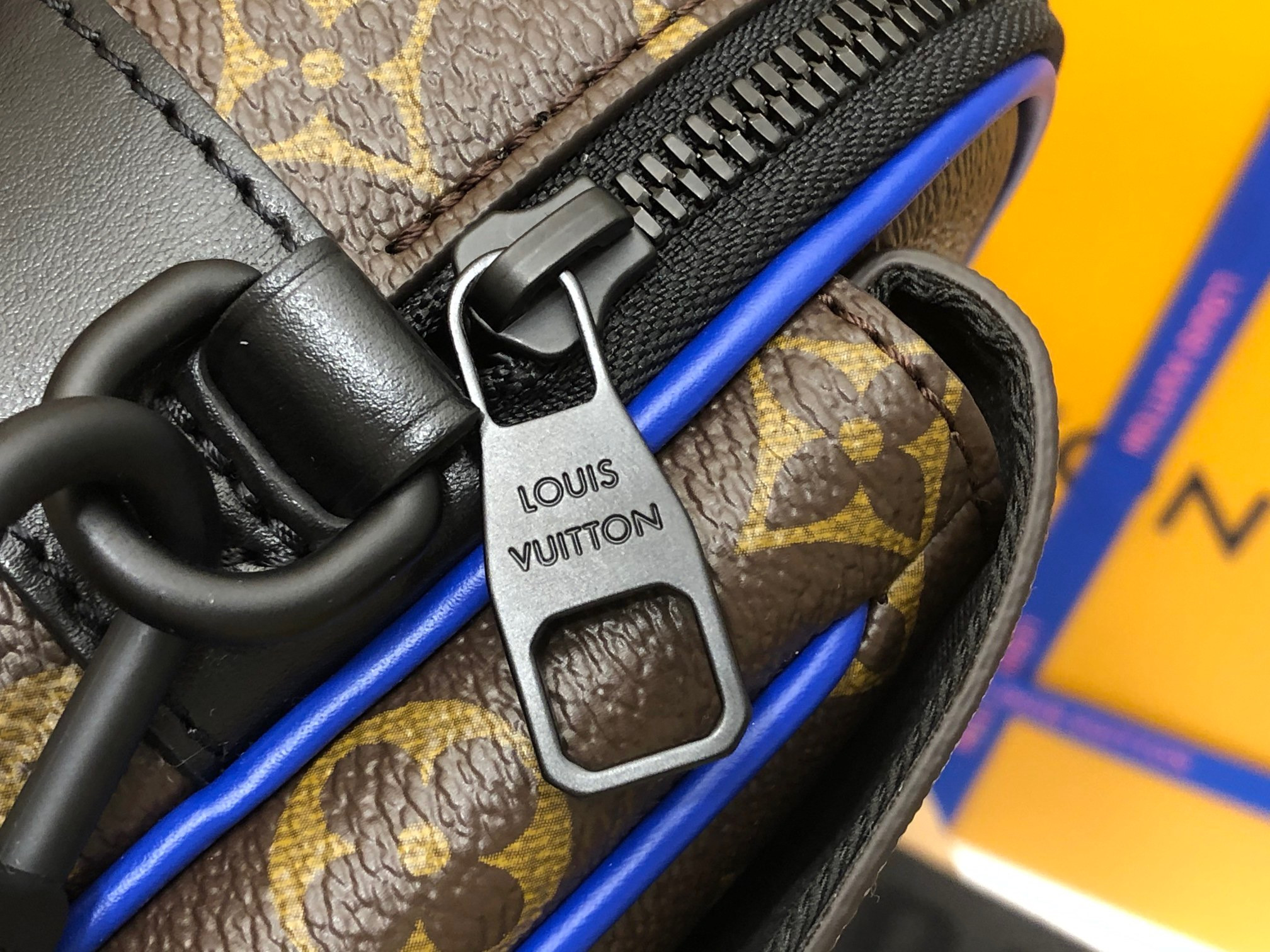 LV S LOCK MESSENGER M45863