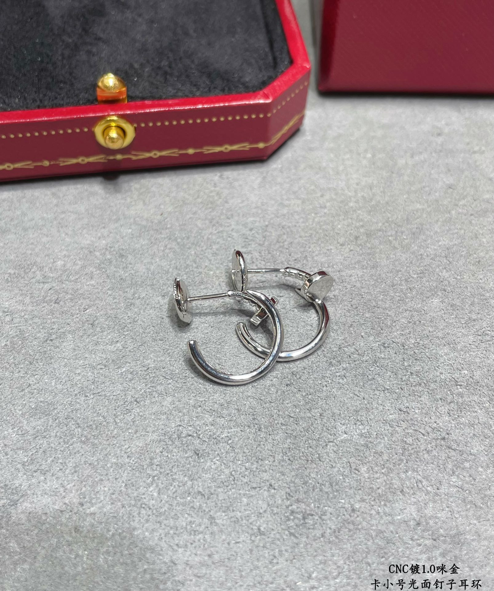 Ca*t*er small polished stud earrings