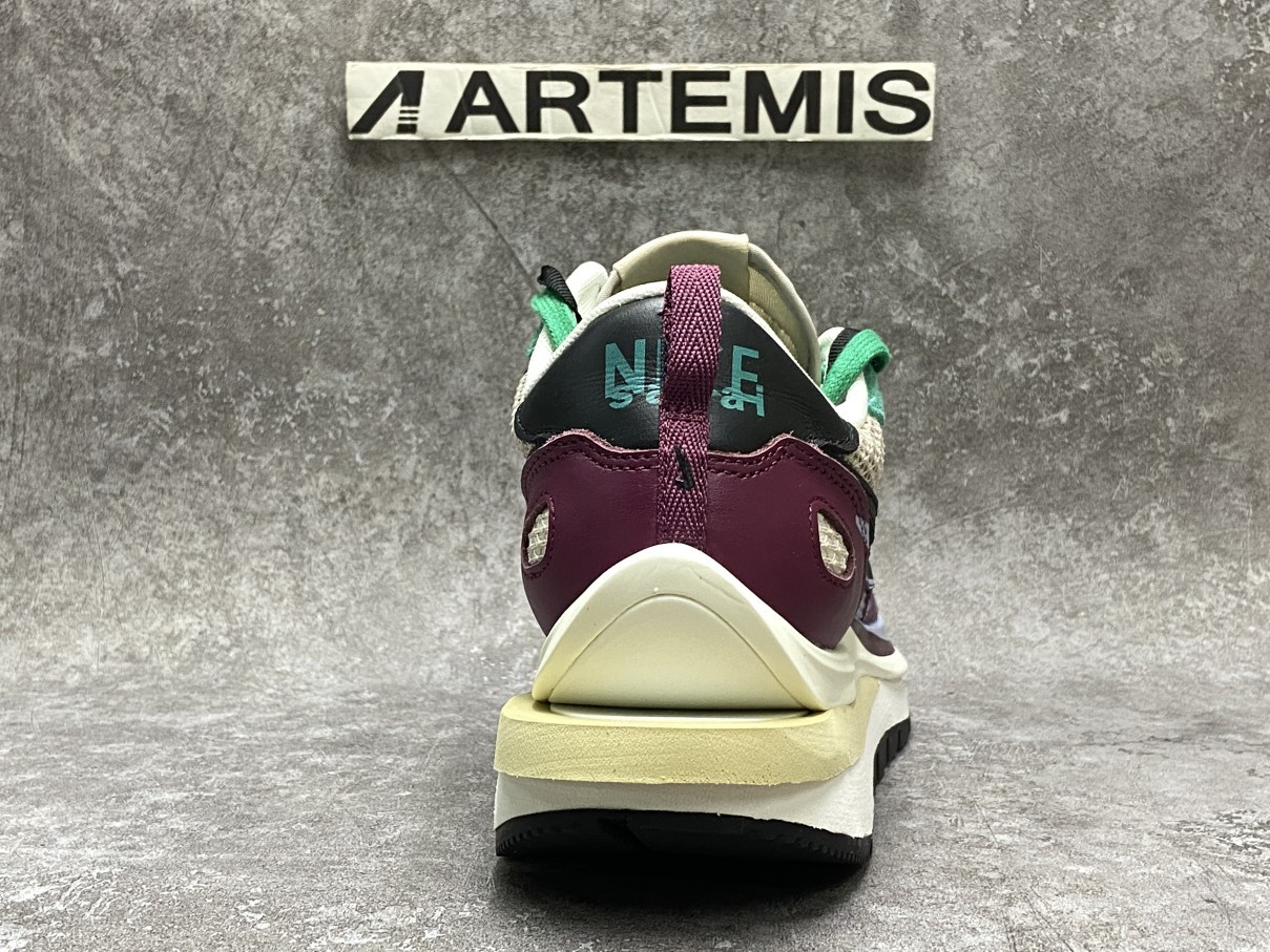 Nike Vaporwaffle Sacai Villain Red Neptune Green