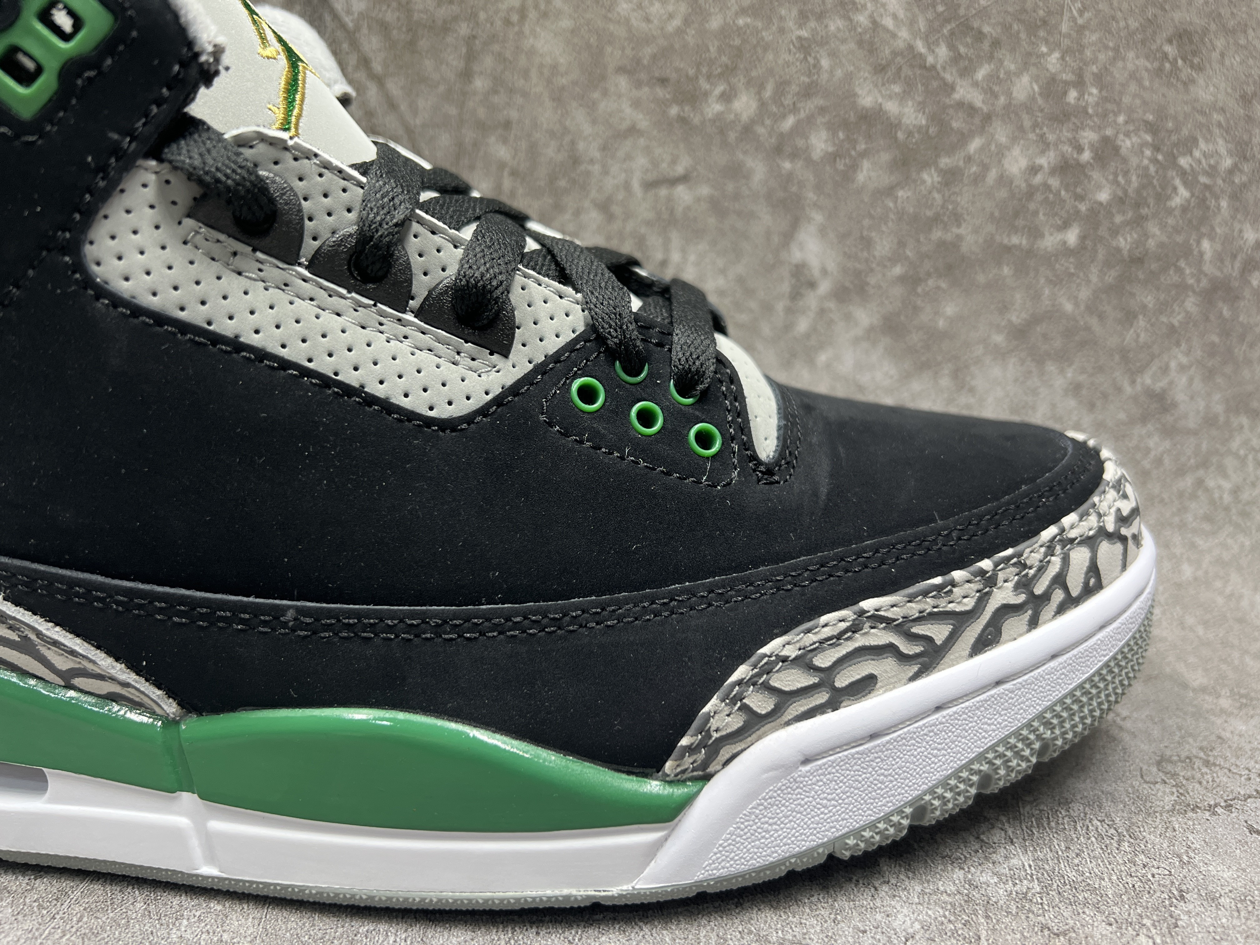 Air Jordan 3  Retro Pine Green