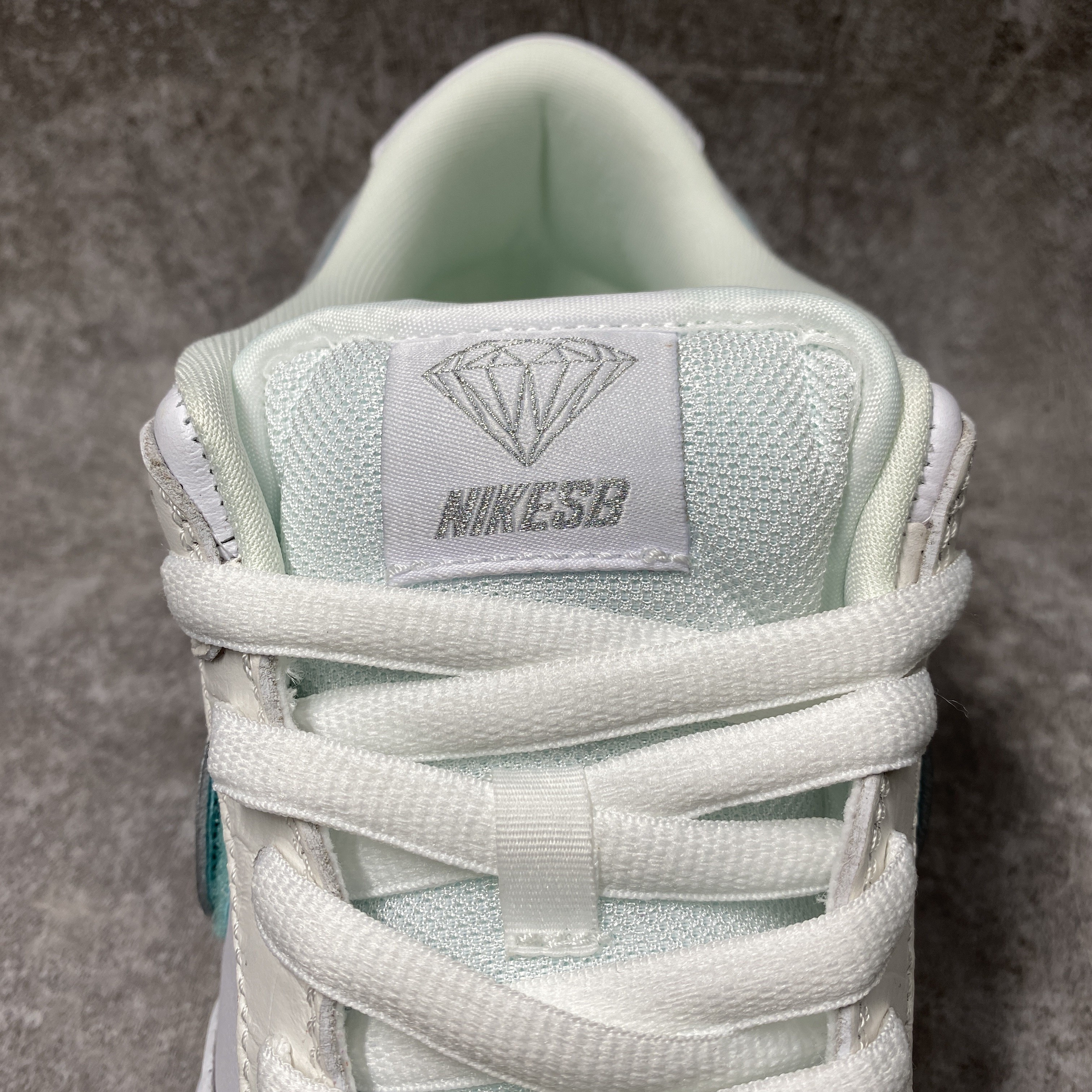 nike sb dunk low Di*m*nd s*pply co white Di*m*nd